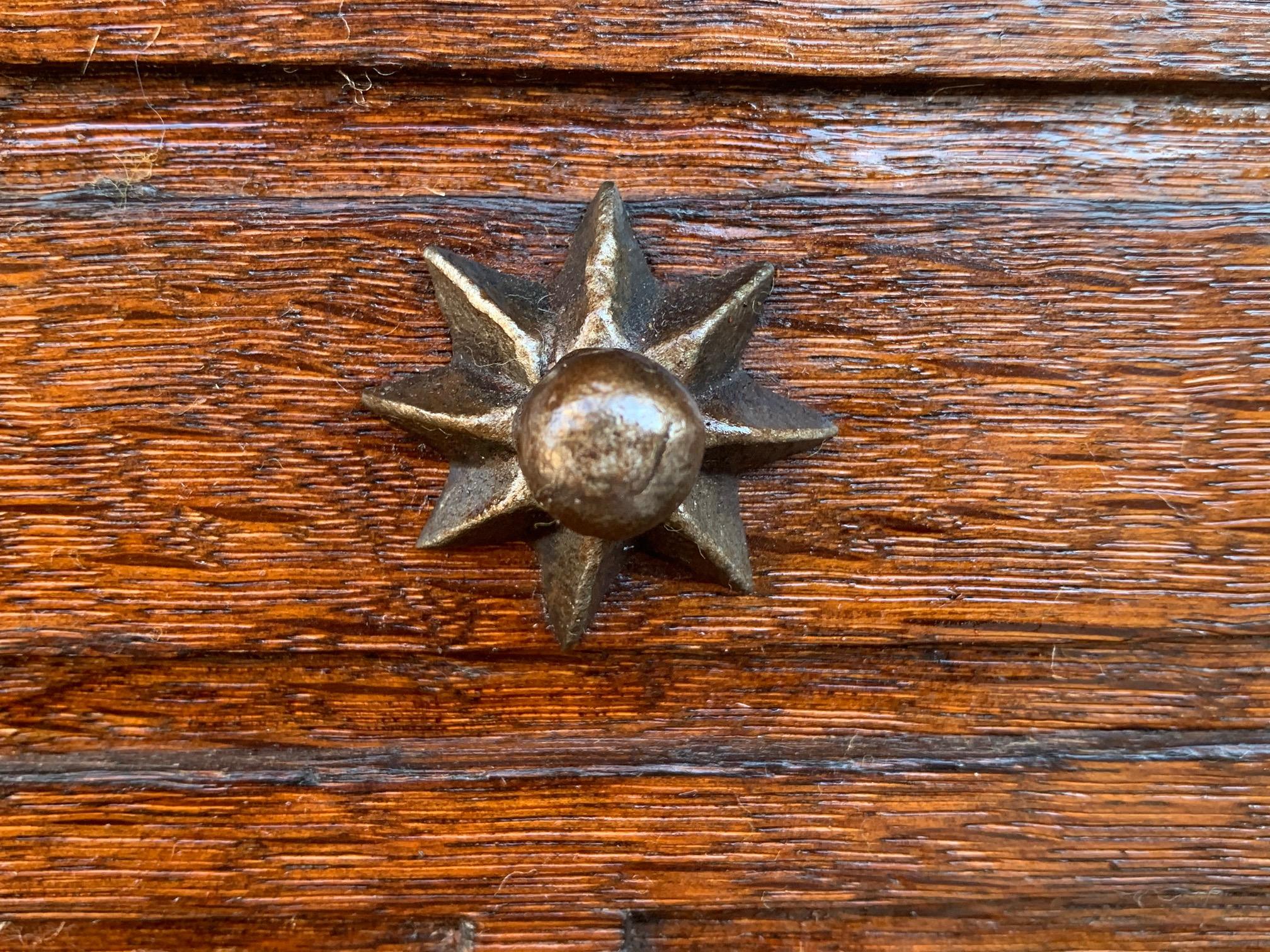 Mesa auxiliar o escritorio de señora de nogal español de 1880, patas talladas y camilla de hierro en venta 9