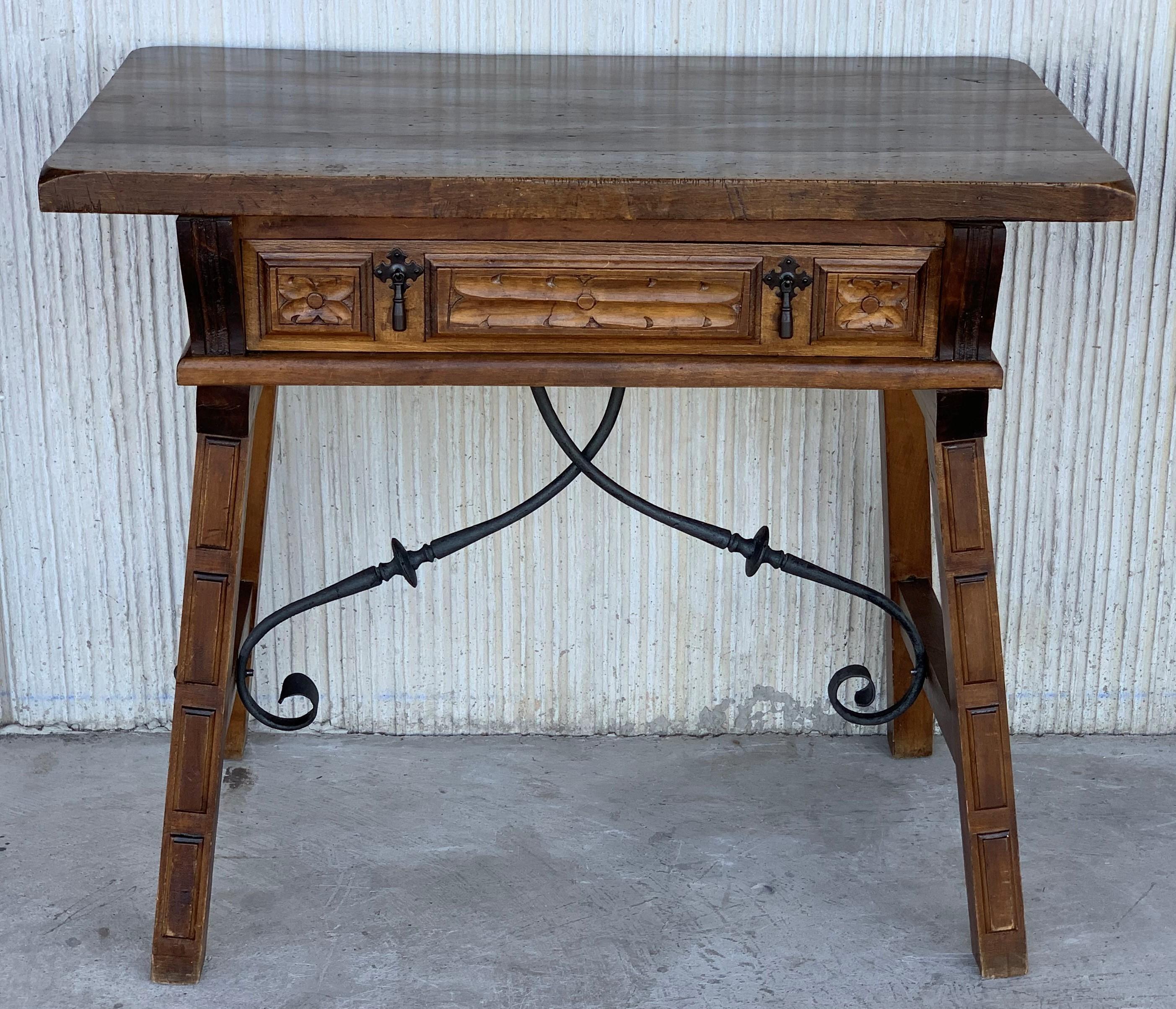 Spanish 1880s Walnut Side Table or Lady Desk, Carved Legs and Iron Stretcher In Good Condition In Miami, FL