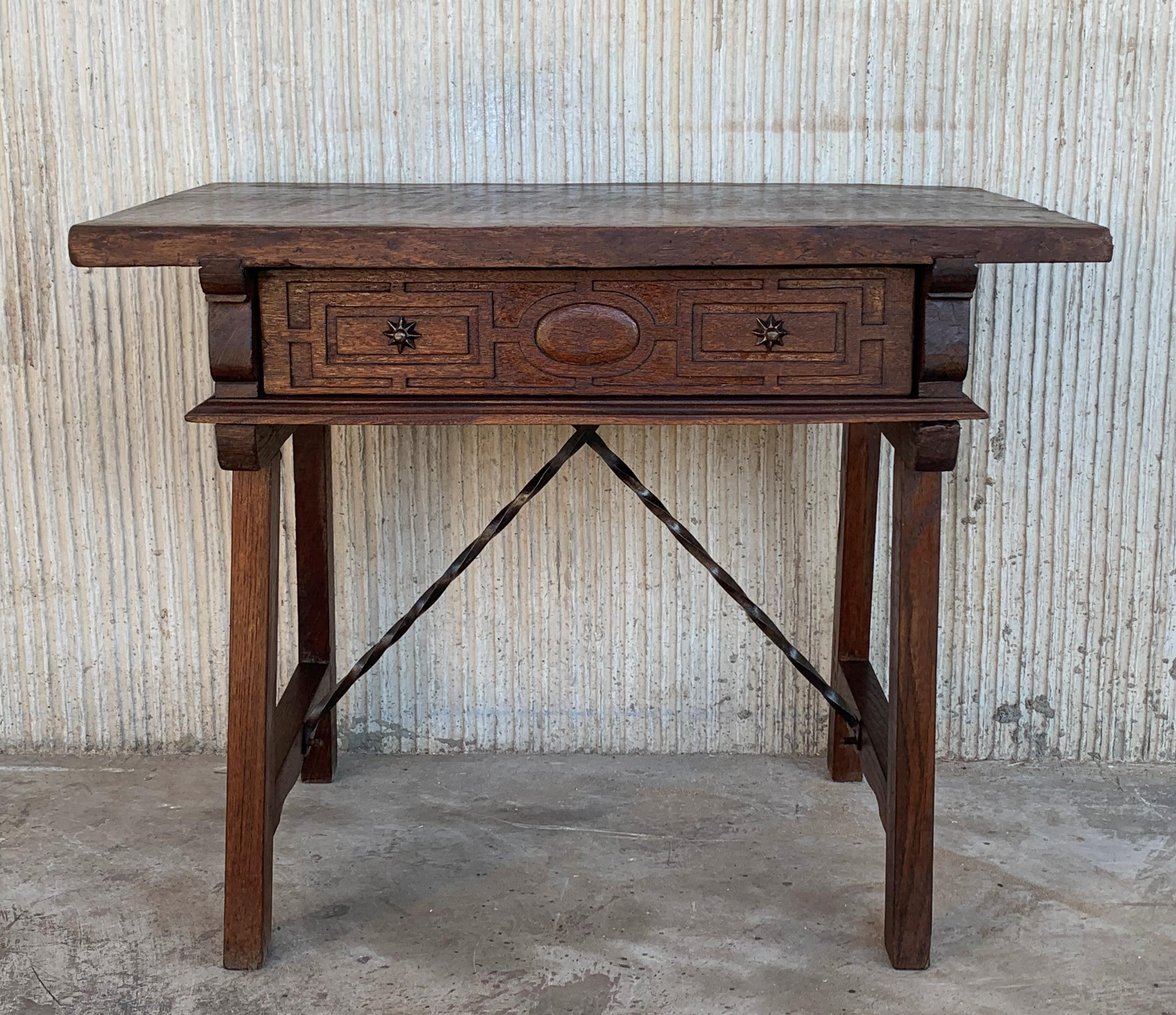 Mesa auxiliar o escritorio de señora de nogal español de 1880, patas talladas y camilla de hierro Español en venta