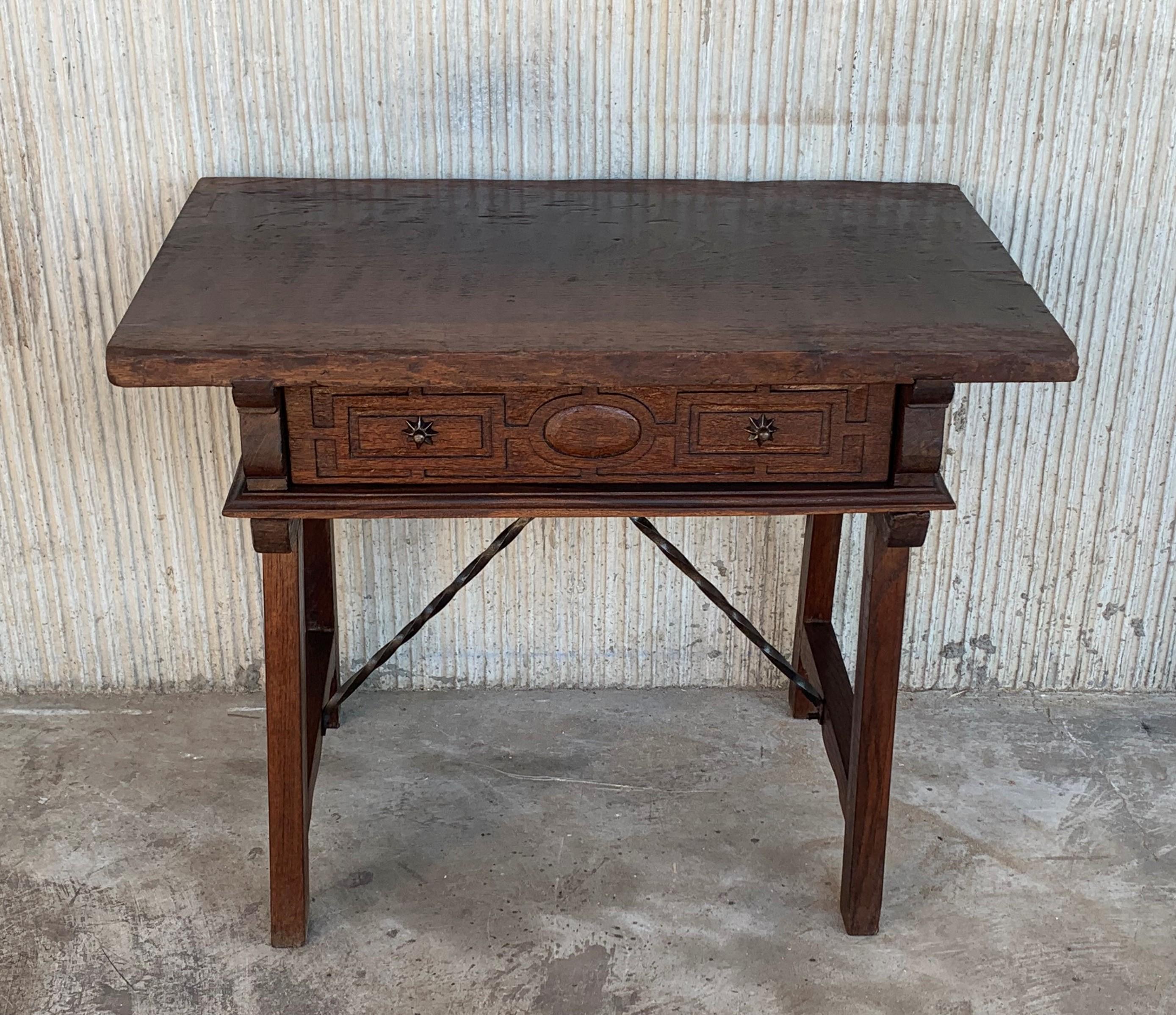 19th Century Spanish 1880s Walnut Side Table or Lady Desk, Carved Legs and Iron Stretcher For Sale