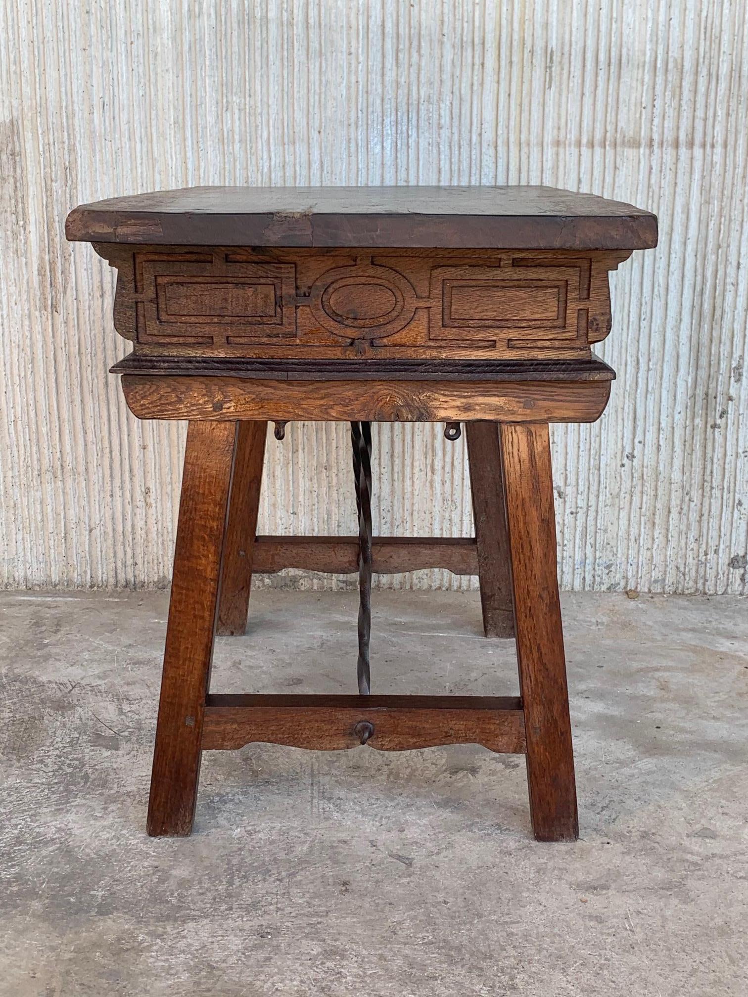 Spanish 1880s Walnut Side Table or Lady Desk, Carved Legs and Iron Stretcher For Sale 1
