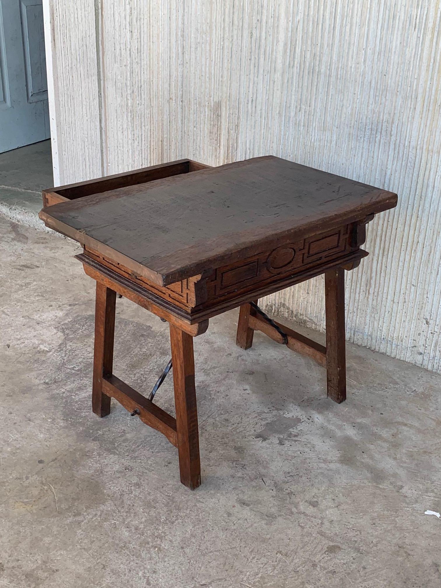 Spanish 1880s Walnut Side Table or Lady Desk, Carved Legs and Iron Stretcher For Sale 2