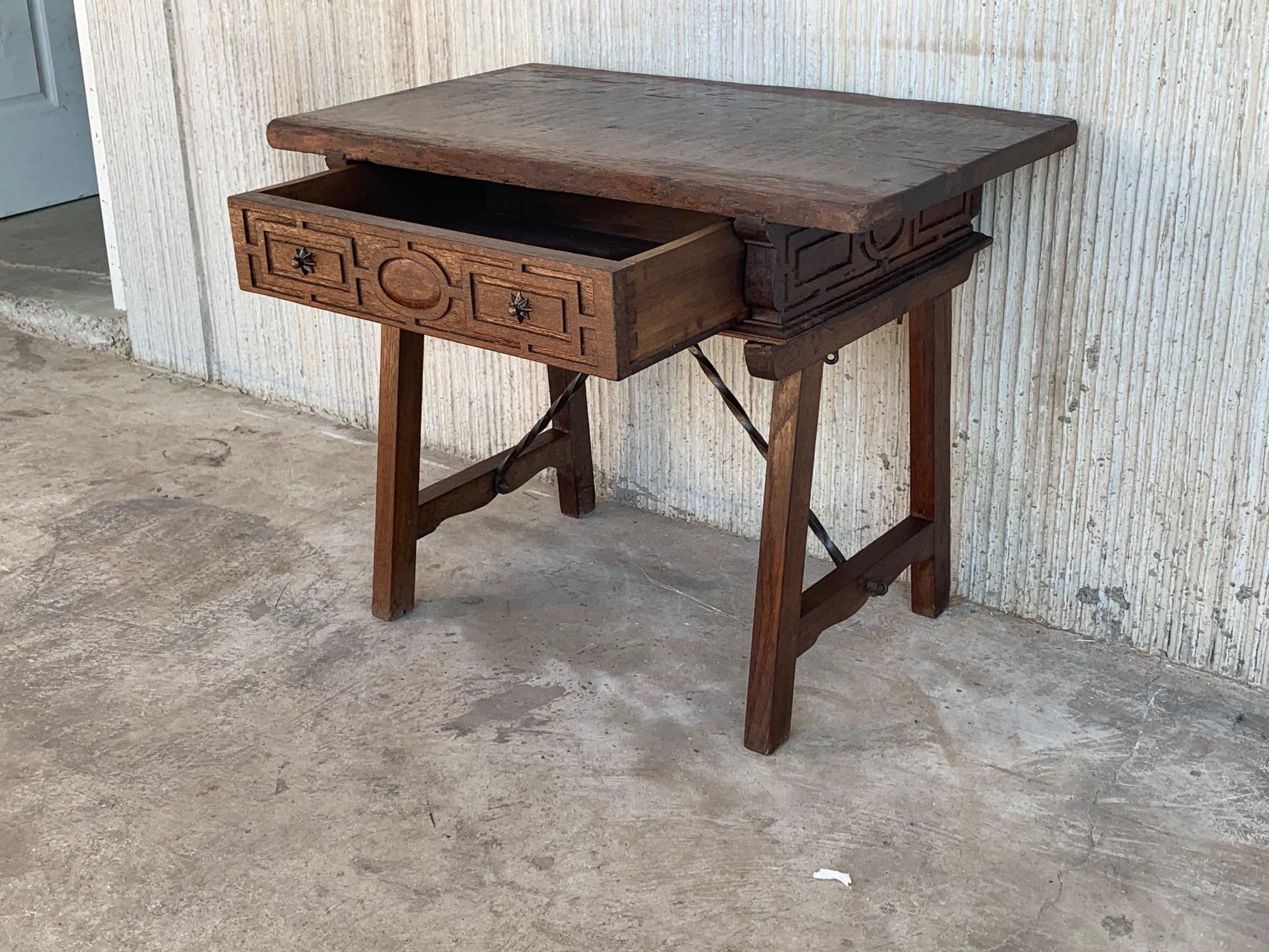 Spanish 1880s Walnut Side Table or Lady Desk, Carved Legs and Iron Stretcher For Sale 3