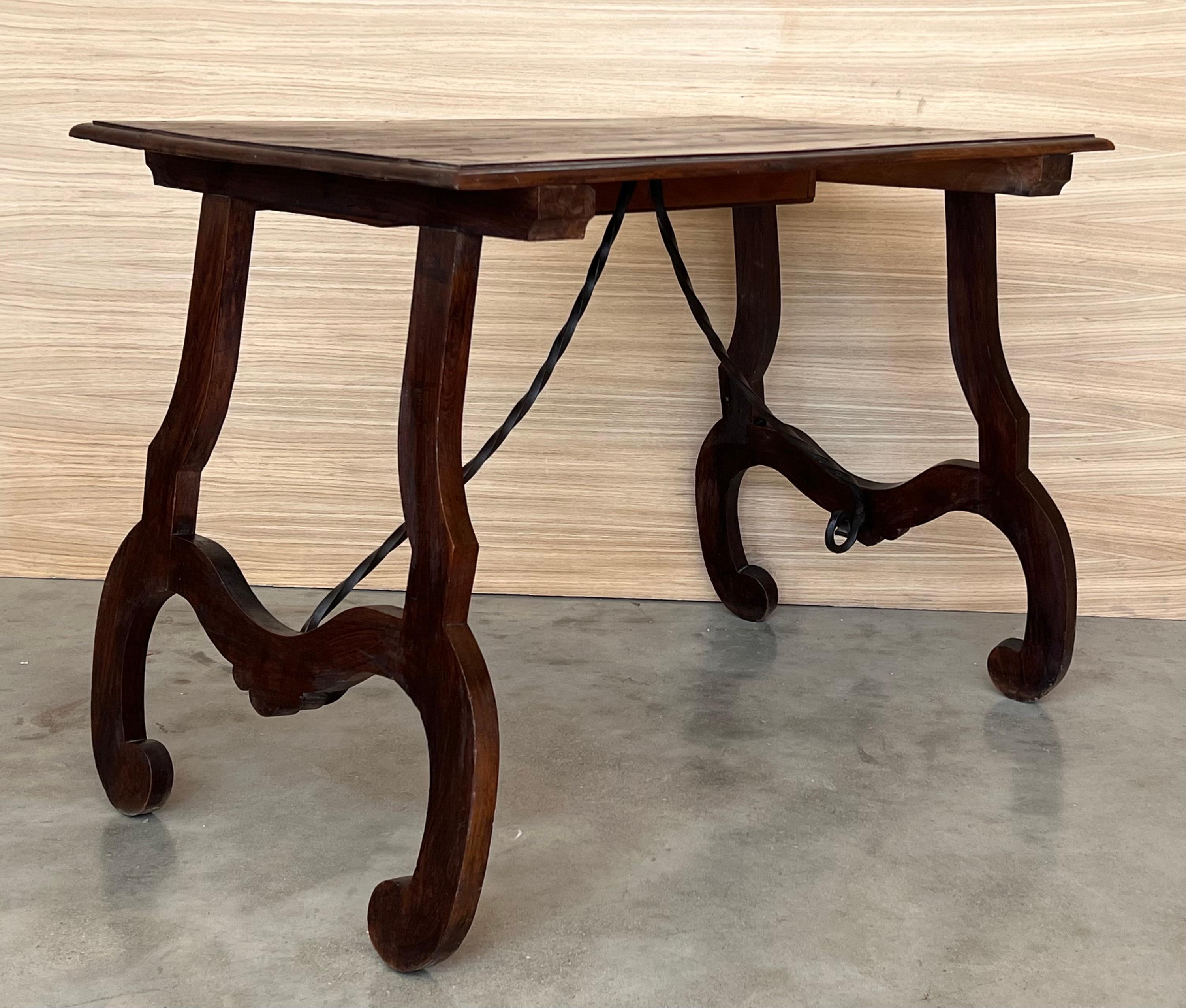 Table d'appoint ou bureau de dame espagnole en noyer des années 1880, pieds en lyre et traverse en fer en vente 3