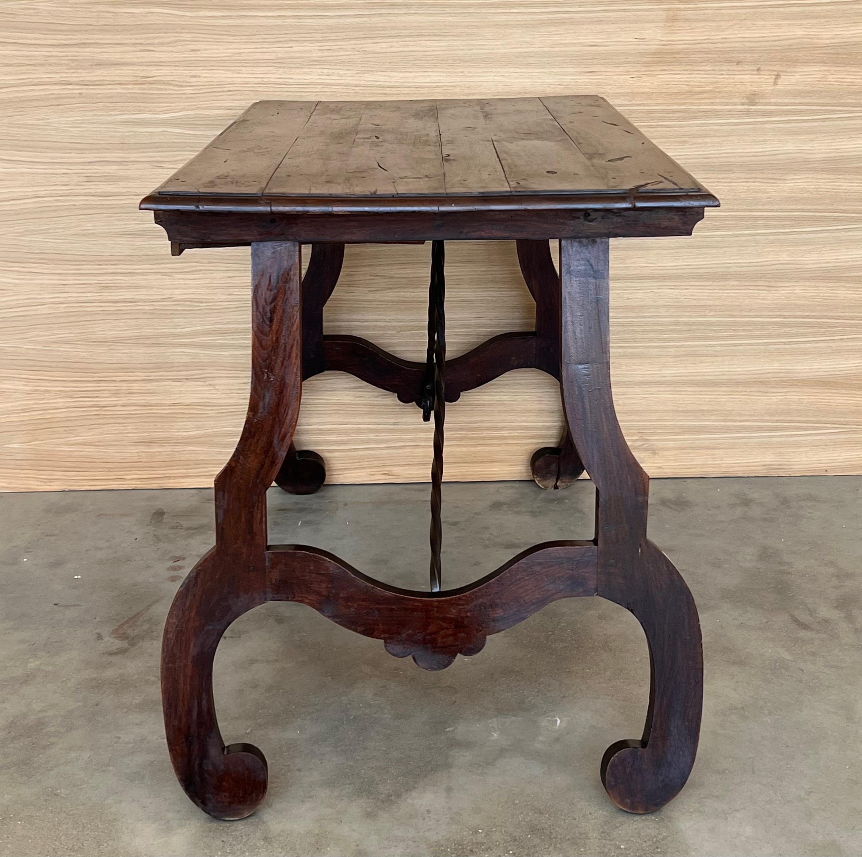 Table d'appoint ou bureau de dame espagnole en noyer des années 1880, pieds en lyre et traverse en fer en vente 4