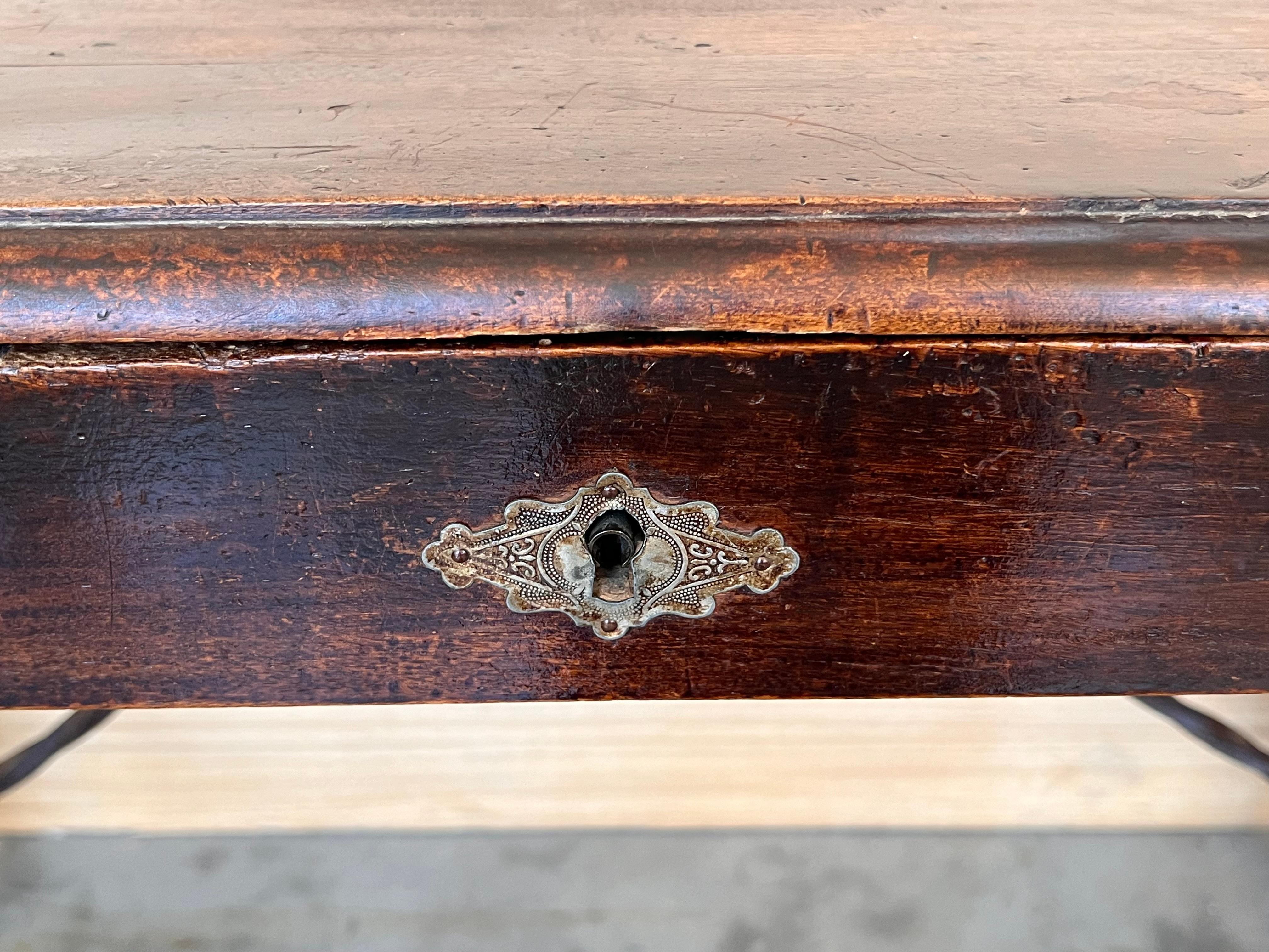 Table d'appoint ou bureau de dame espagnole en noyer des années 1880, pieds en lyre et traverse en fer en vente 6