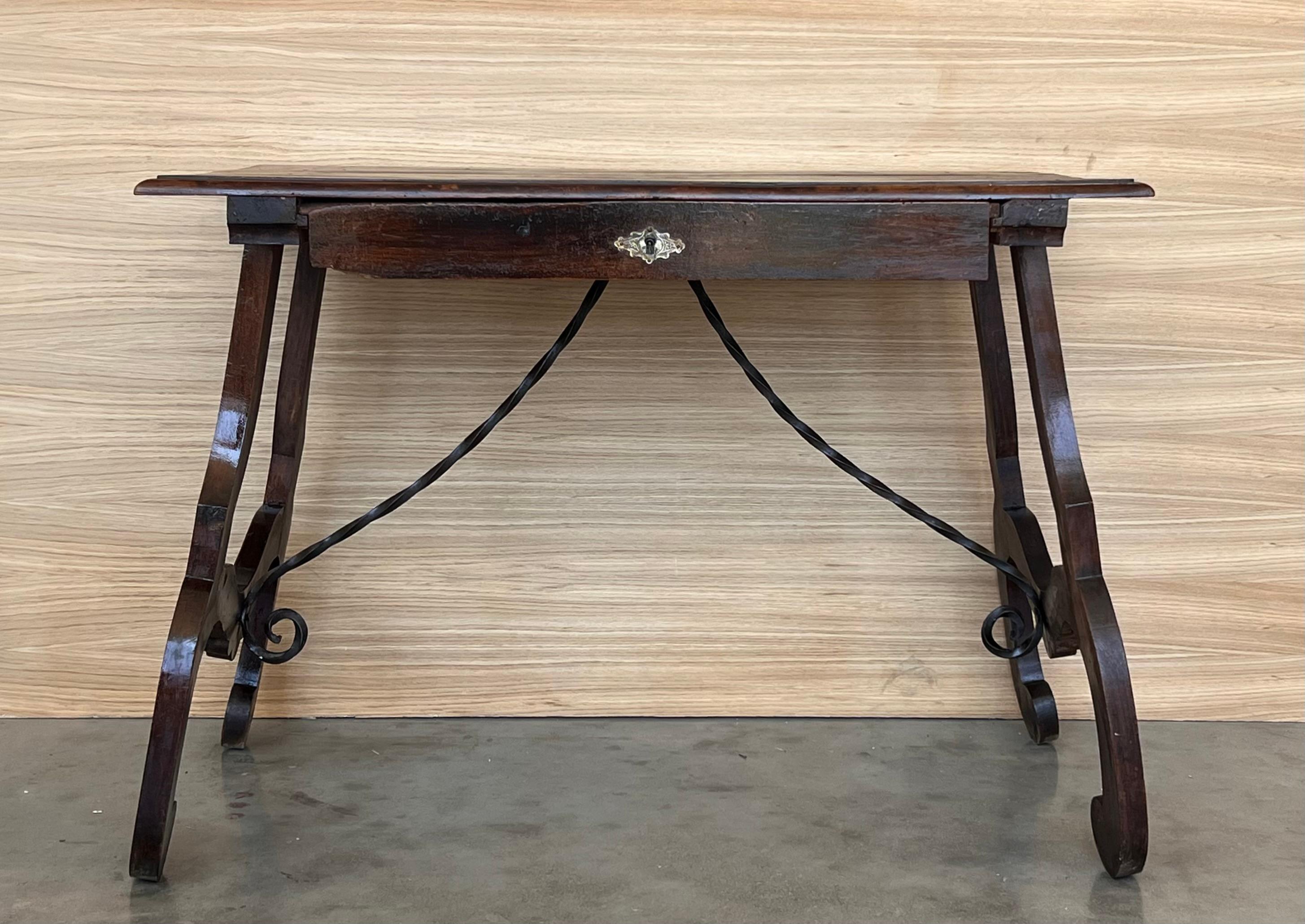 Baroque Table d'appoint ou bureau de dame espagnole en noyer des années 1880, pieds en lyre et traverse en fer en vente