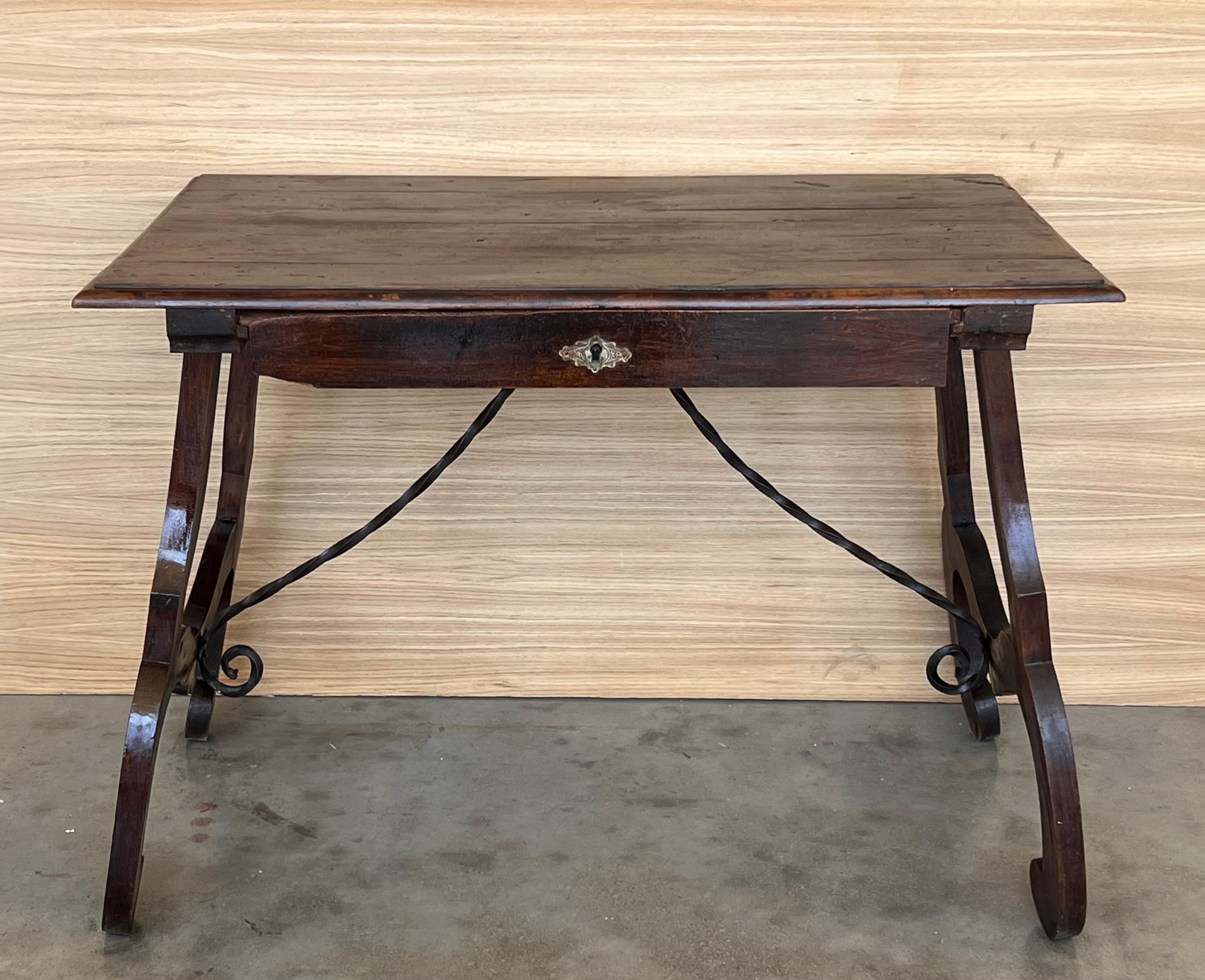 Espagnol Table d'appoint ou bureau de dame espagnole en noyer des années 1880, pieds en lyre et traverse en fer en vente