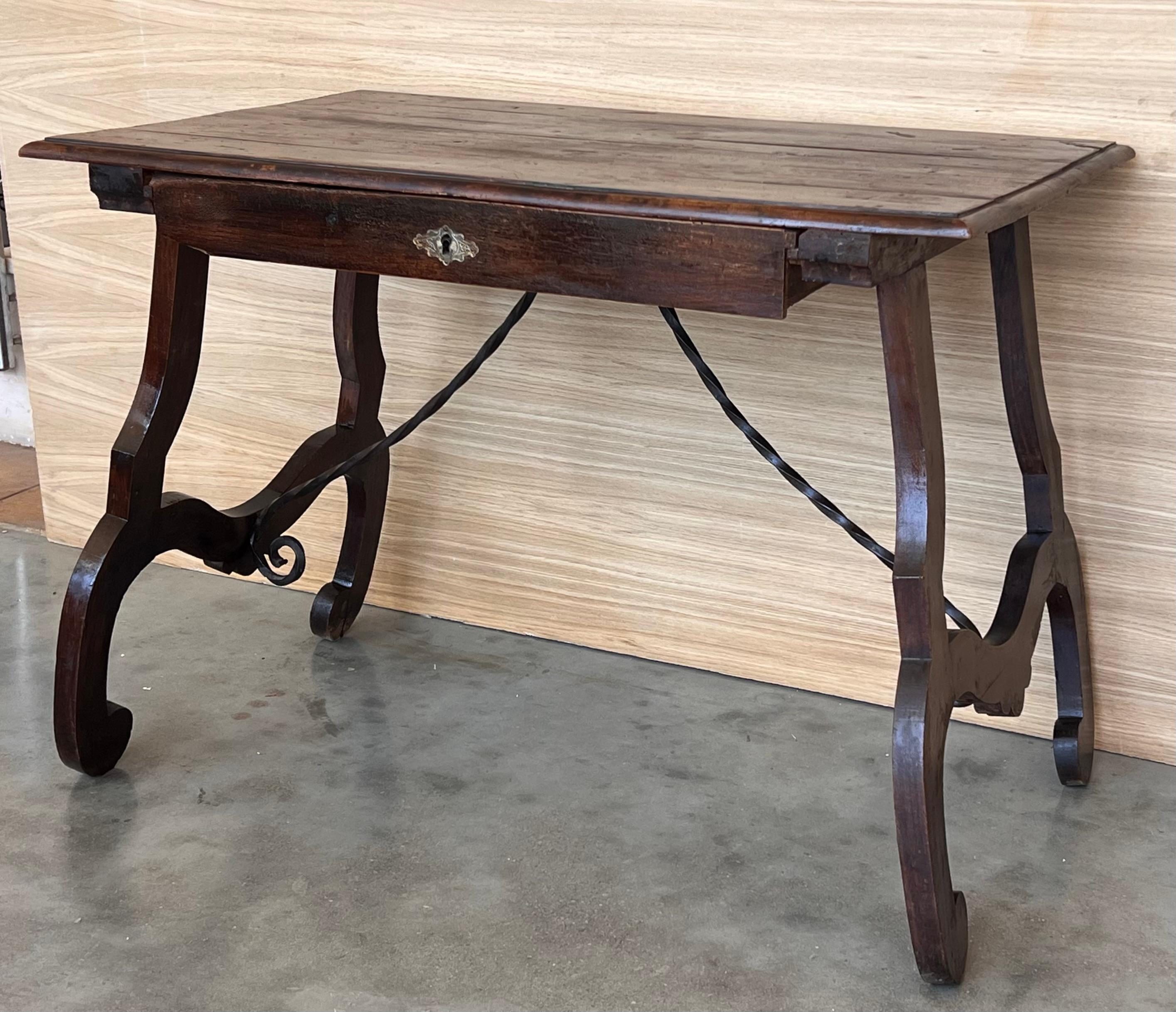 Table d'appoint ou bureau de dame espagnole en noyer des années 1880, pieds en lyre et traverse en fer Bon état - En vente à Miami, FL
