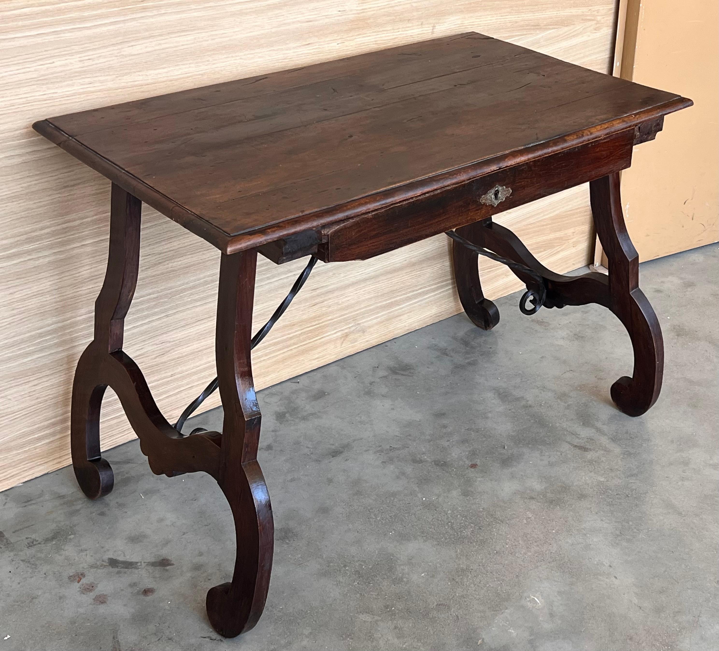 XIXe siècle Table d'appoint ou bureau de dame espagnole en noyer des années 1880, pieds en lyre et traverse en fer en vente