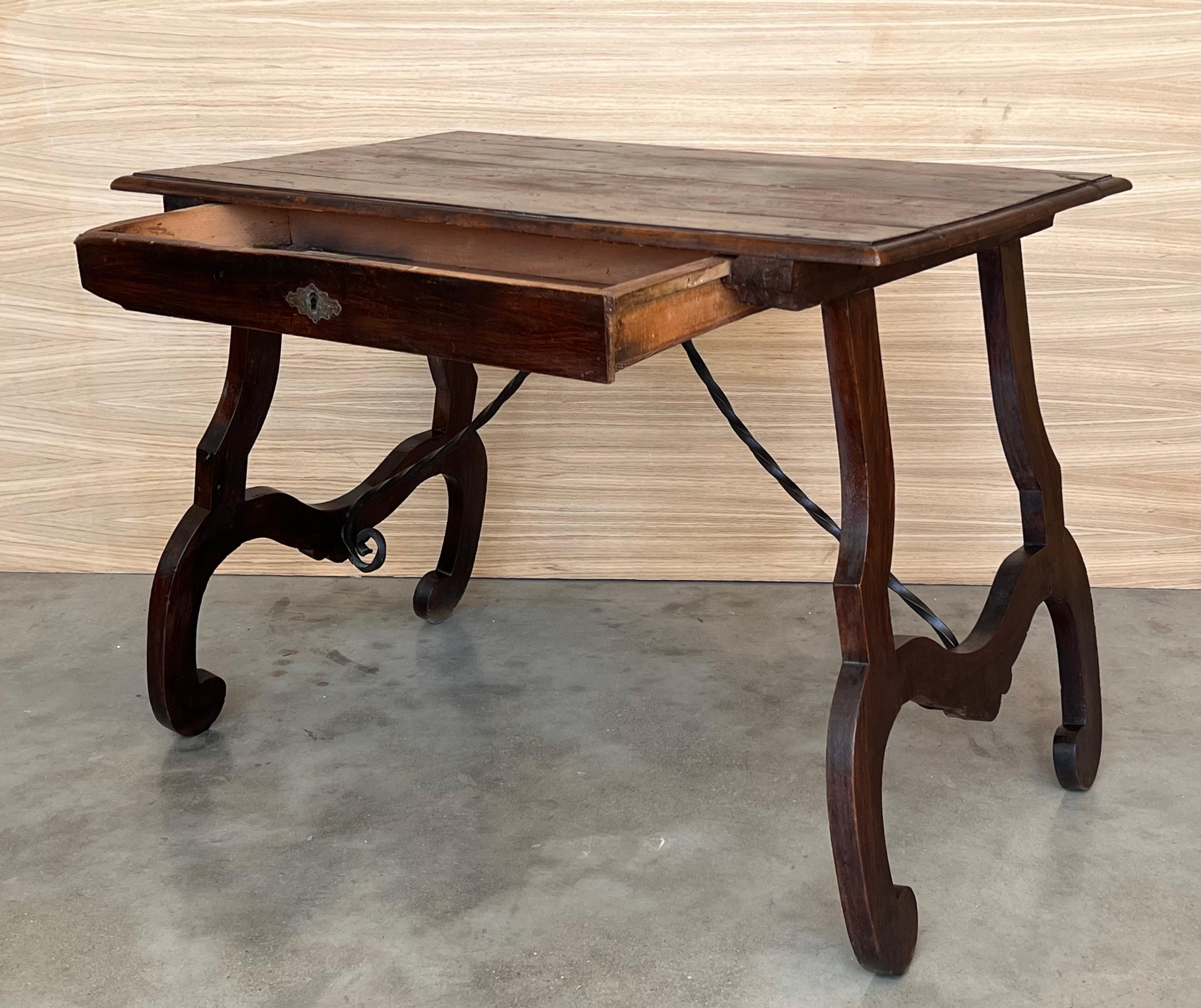 Fer Table d'appoint ou bureau de dame espagnole en noyer des années 1880, pieds en lyre et traverse en fer en vente