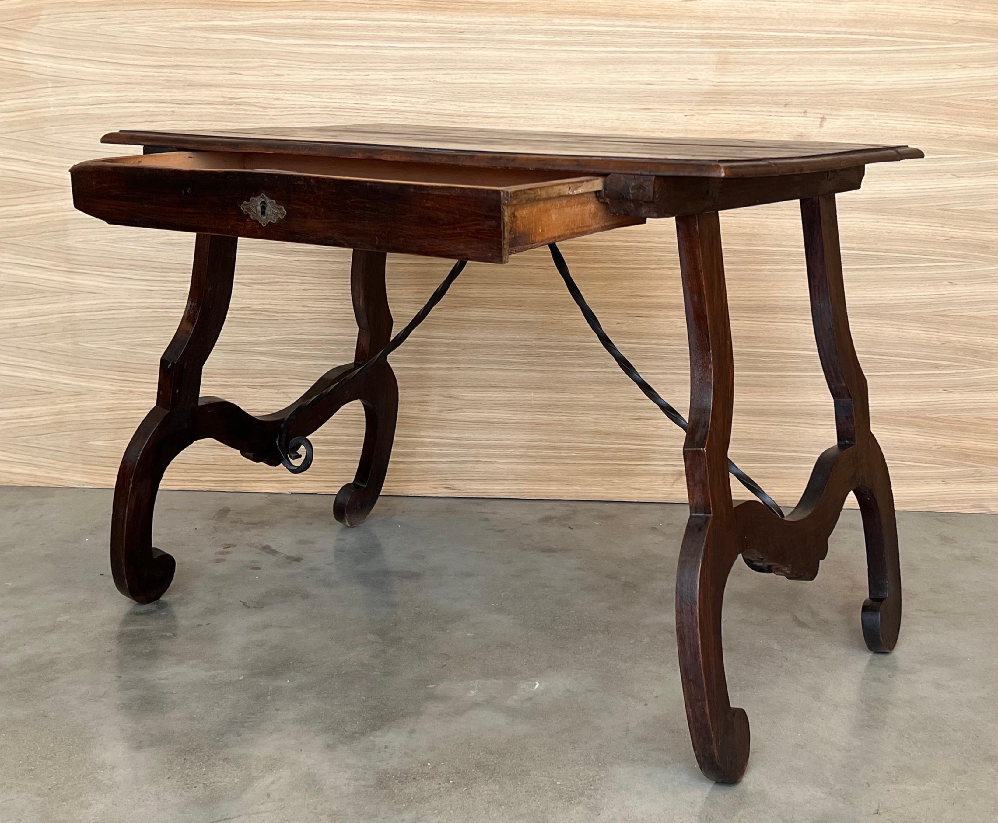 Table d'appoint ou bureau de dame espagnole en noyer des années 1880, pieds en lyre et traverse en fer en vente 1