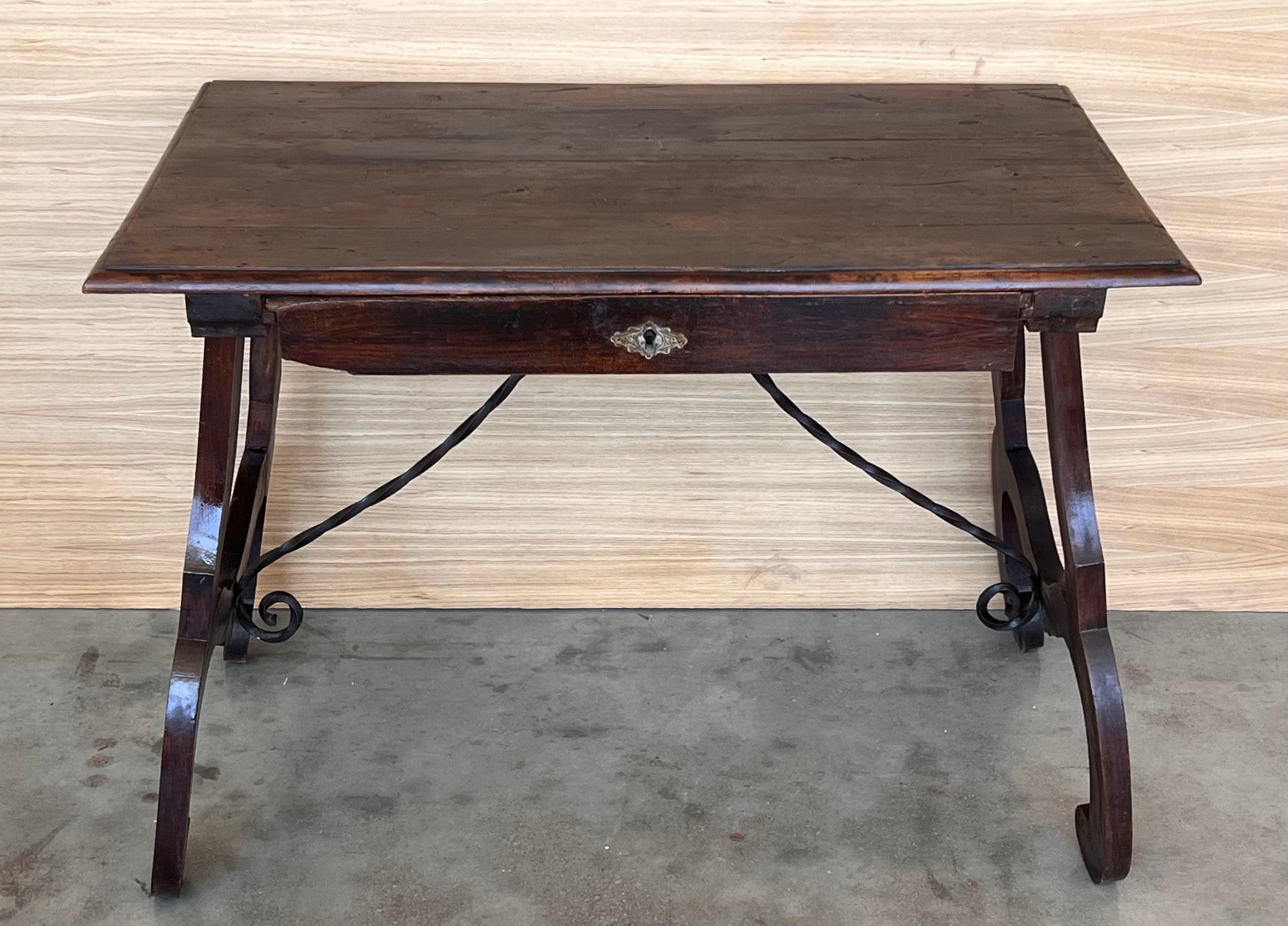 Table d'appoint ou bureau de dame espagnole en noyer des années 1880, pieds en lyre et traverse en fer en vente 2