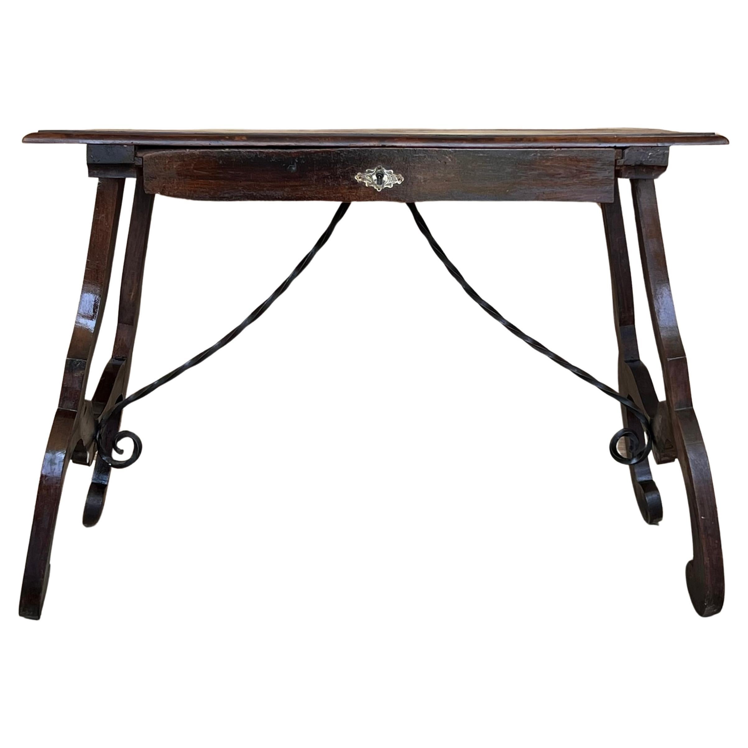 Mesa auxiliar o escritorio de señora de nogal español de 1880, patas de lira y camilla de hierro