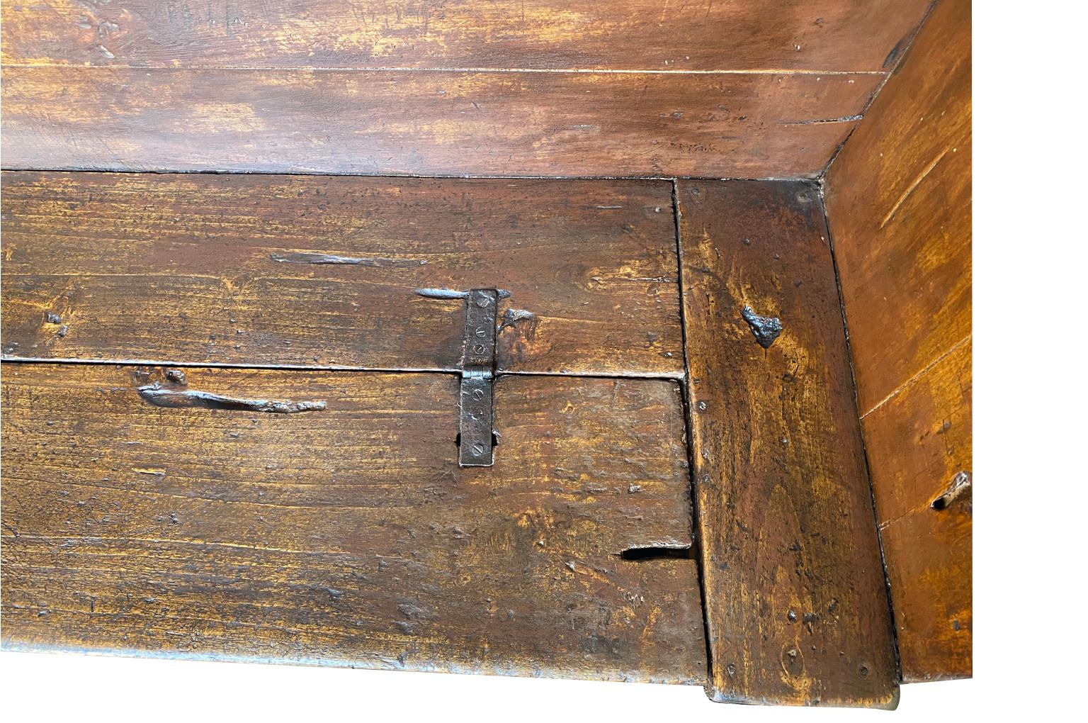 Spanish 18th Century Bench - Trunk For Sale 9