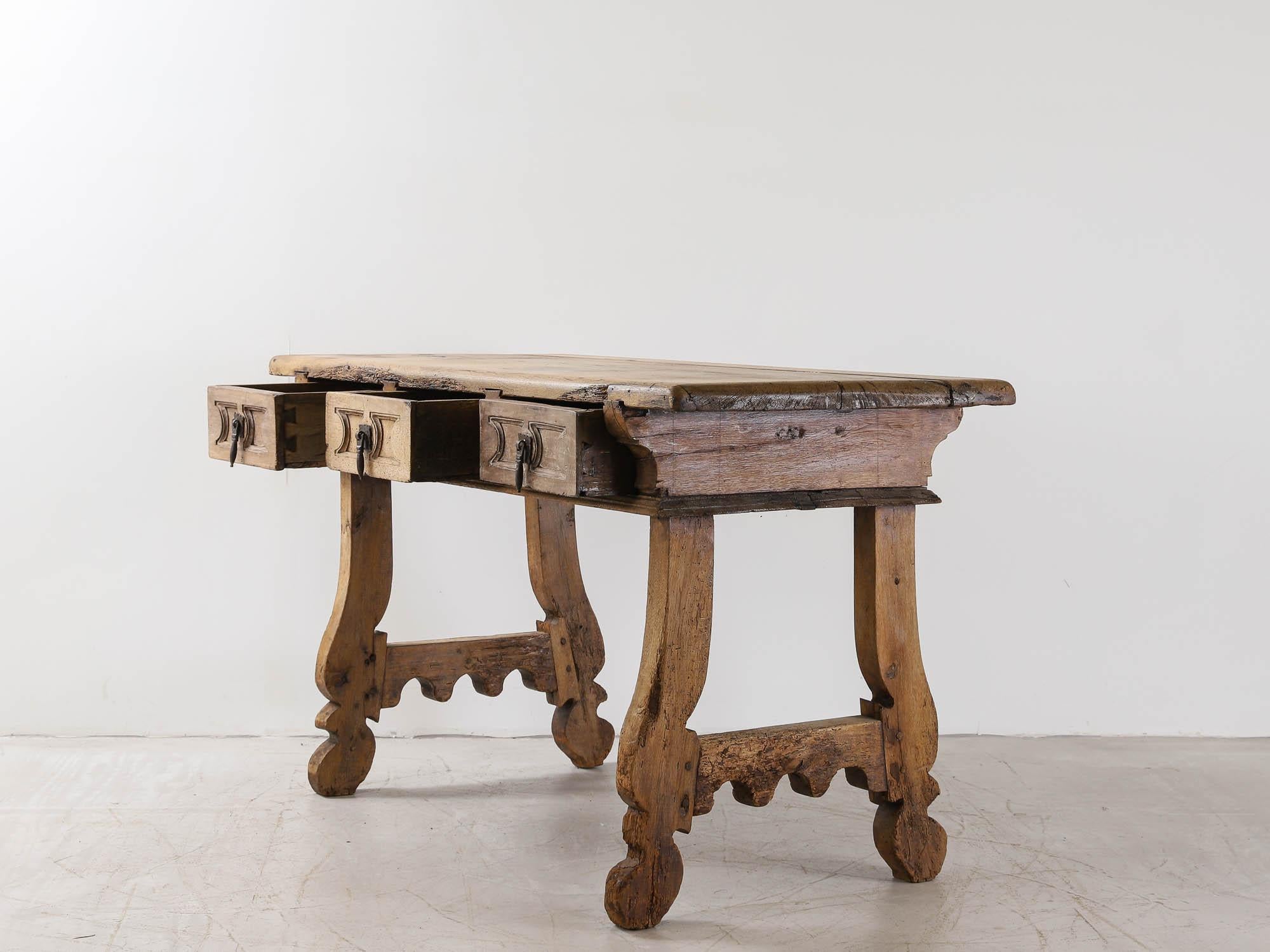 Spanischer Tisch aus geschnitztem Nussbaumholz aus dem 18. im Zustand „Gut“ im Angebot in London, Charterhouse Square