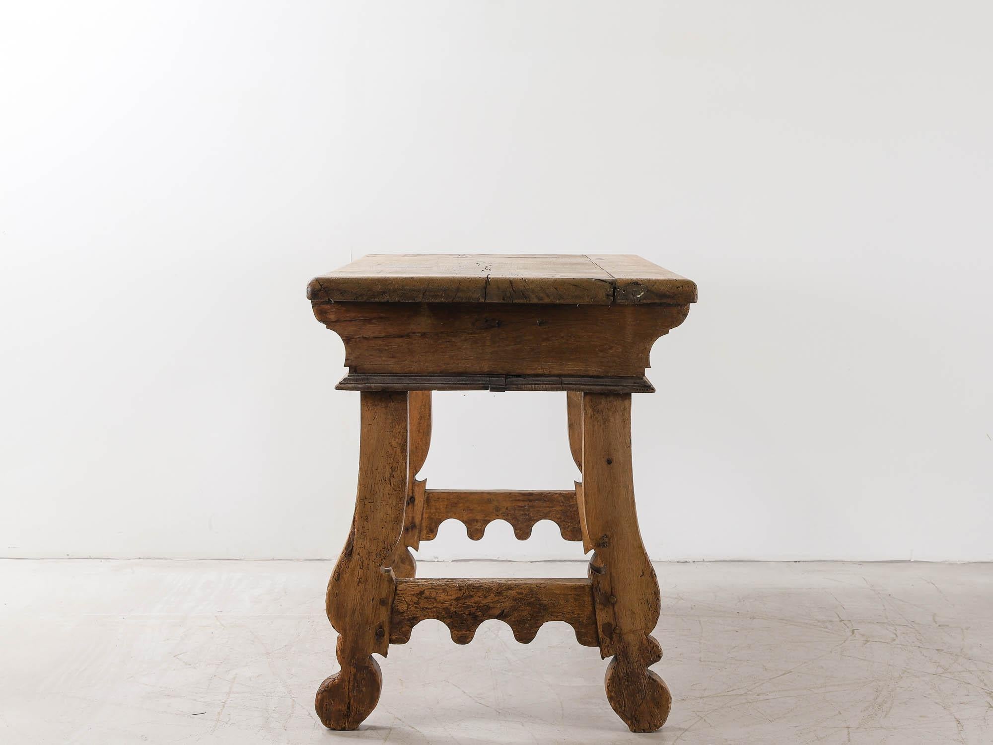 Spanischer Tisch aus geschnitztem Nussbaumholz aus dem 18. (18. Jahrhundert und früher) im Angebot