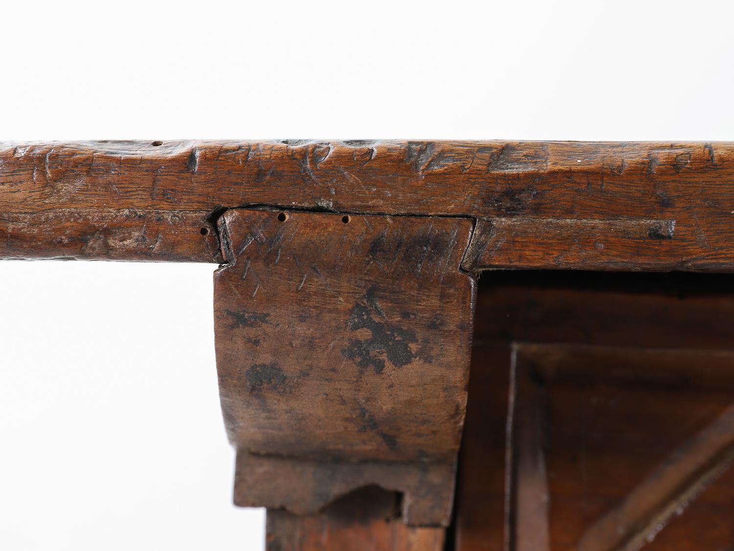 Table espagnole du 18ème siècle en noyer sculpté avec poignées en fer d'origine et pieds en forme de lyre en vente 9