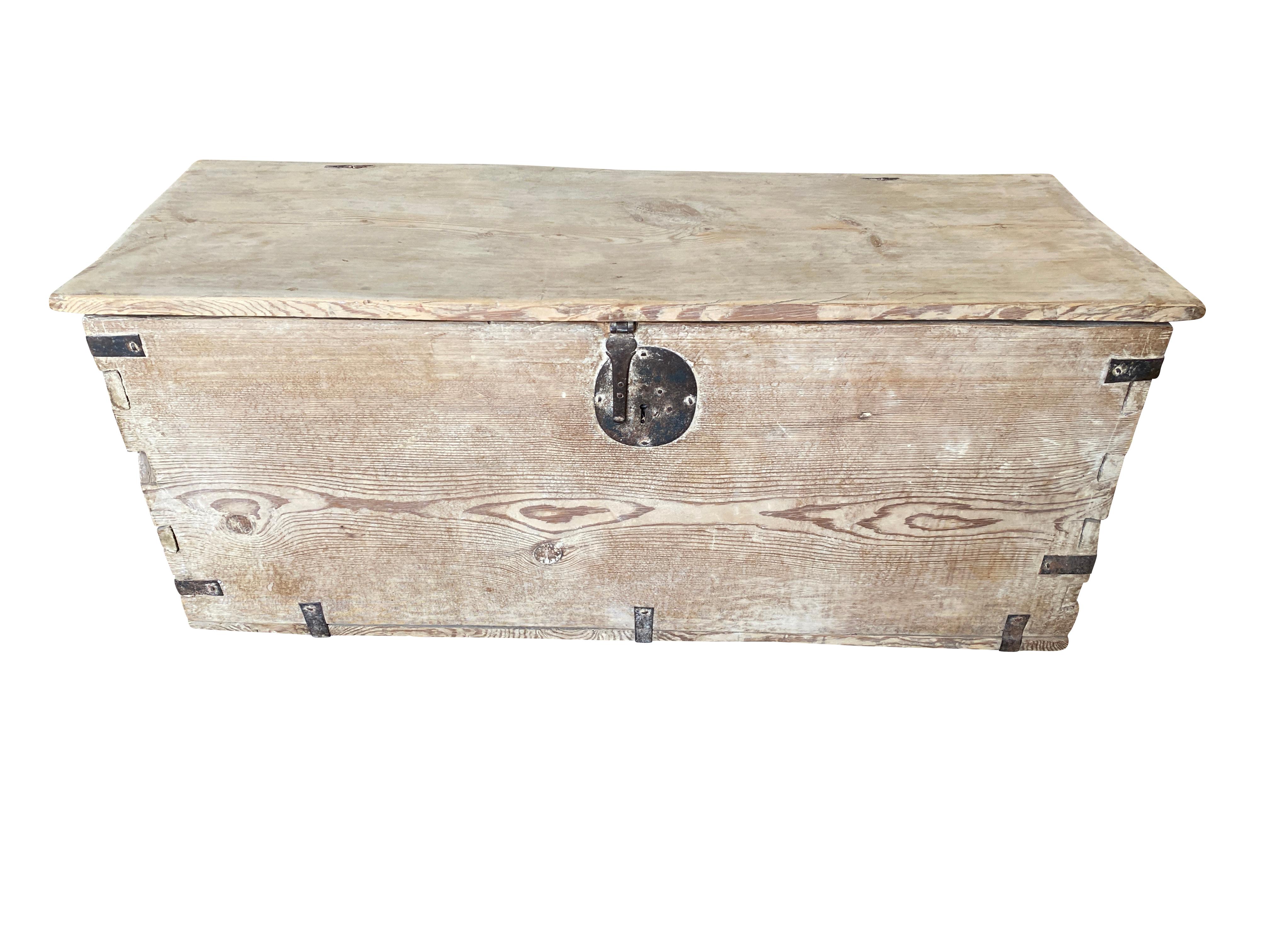 Un cofre - baúl del siglo XVIII, encantador y primitivo, procedente de la región catalana de España. Sólidamente construido de pino lavado naturalmente con todas las tablas macizas. Maravilloso a los pies de una cama o bajo un ventanal.