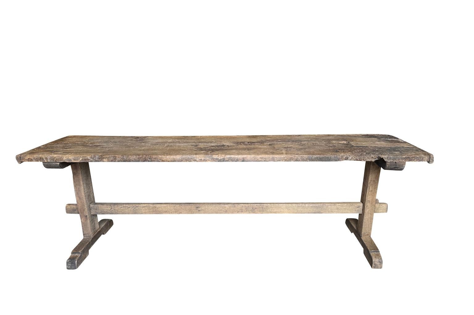Ein sehr schöner primitiver Konsolentisch aus dem 18. Jahrhundert aus der katalanischen Region in Spanien. Solide Konstruktion aus natürlich gewaschener Eiche und Kiefer. Schöne Patina. Perfekt unter Kunstwerken oder einem Flachbildfernseher