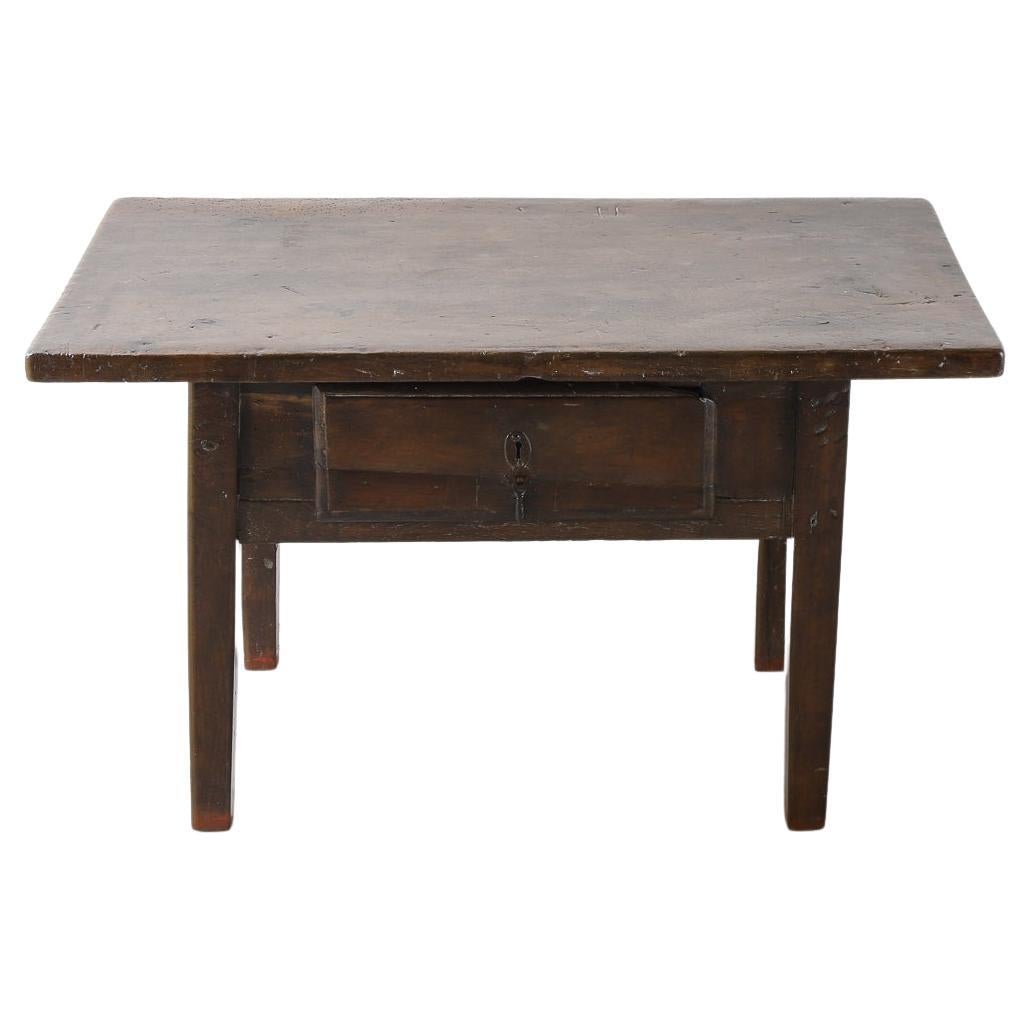 Spanischer Tisch mit einer Schublade aus dunklem Nussbaumholz aus dem 18.