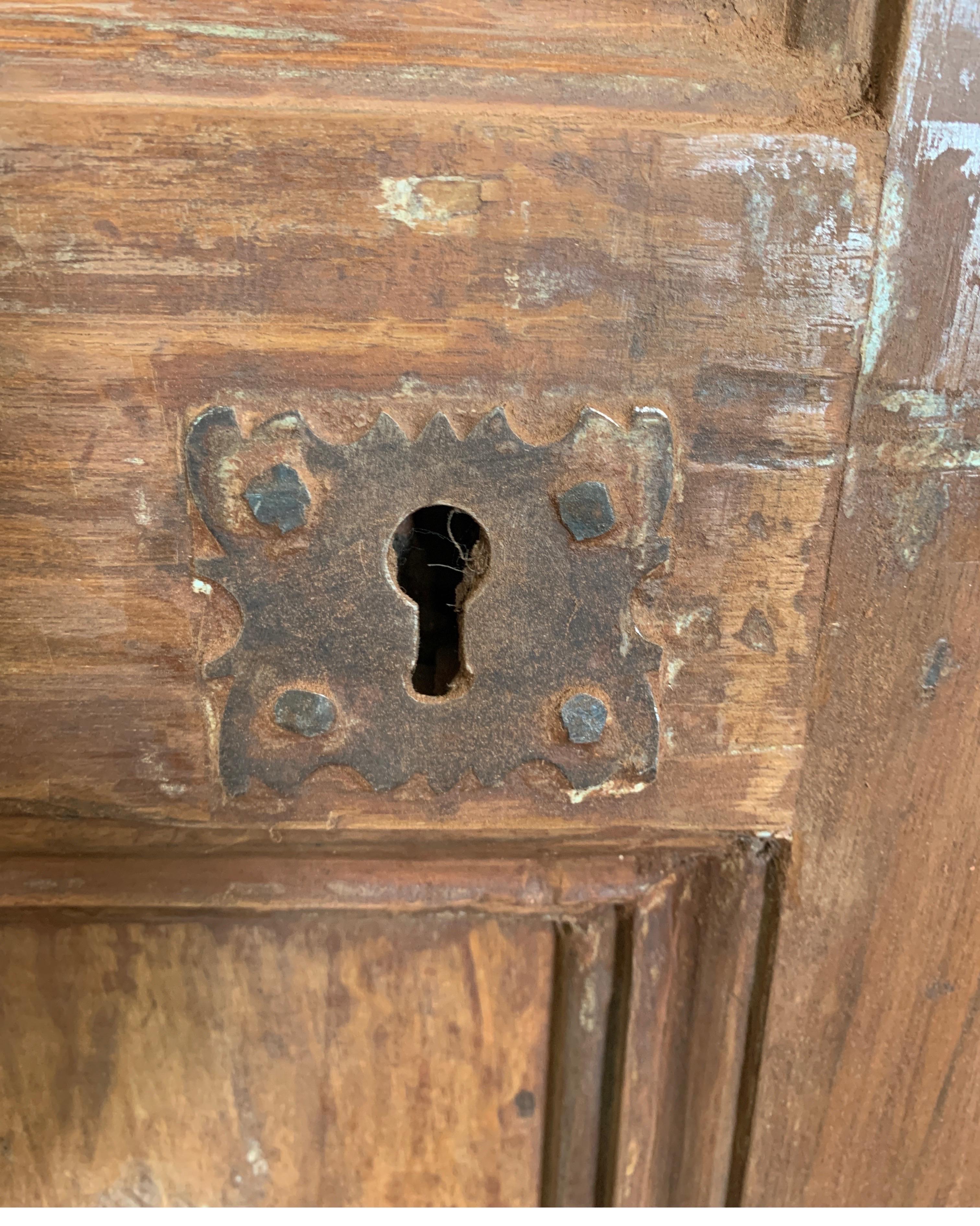Spanische Türen aus dem 18. Jahrhundert mit polychromer Bemalung und blauer Umrandung (18. Jahrhundert und früher) im Angebot