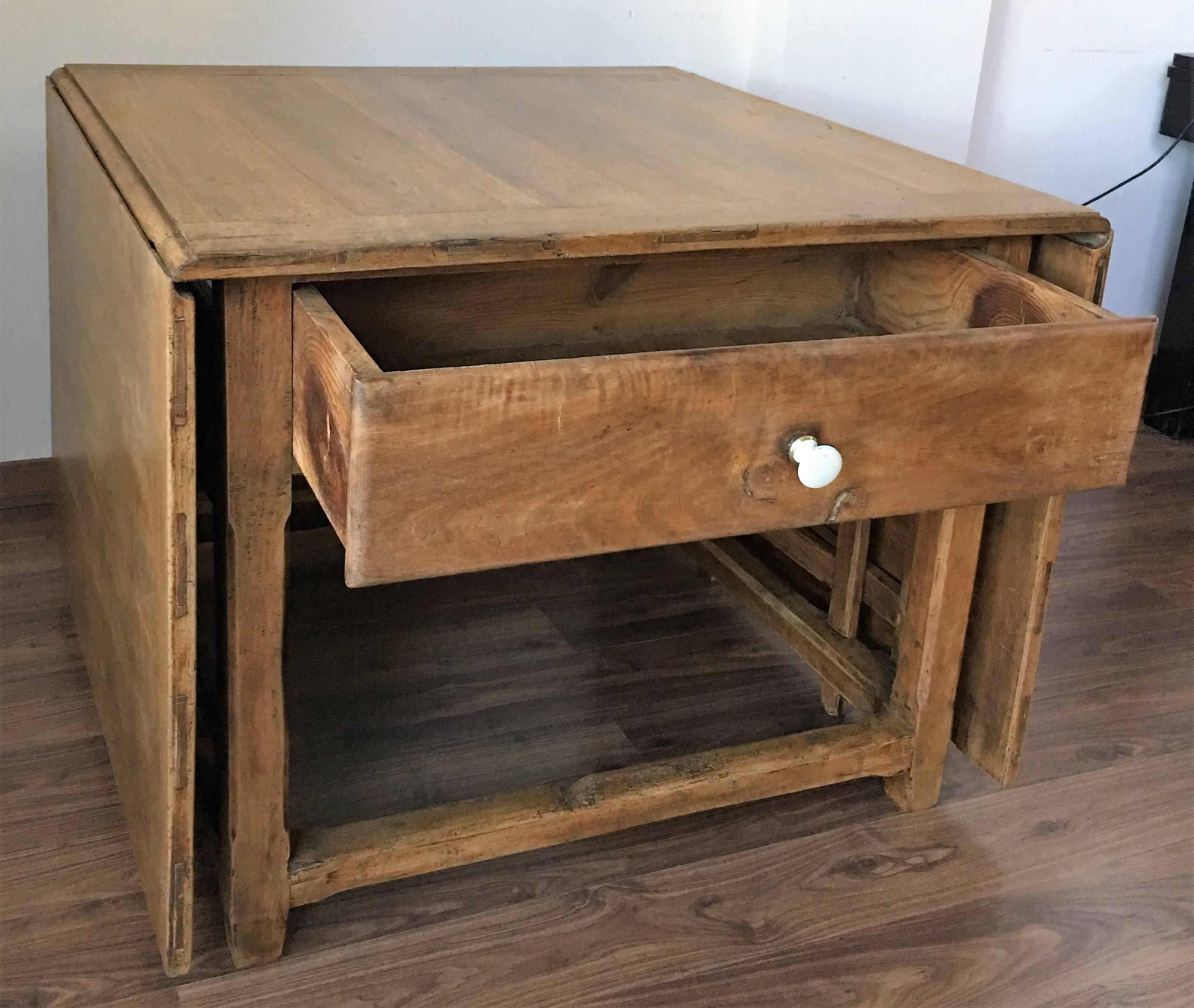 Colonial espagnol Table à abattant espagnole du XVIIIe siècle avec quatre pieds à porte et trois tiroirs en vente
