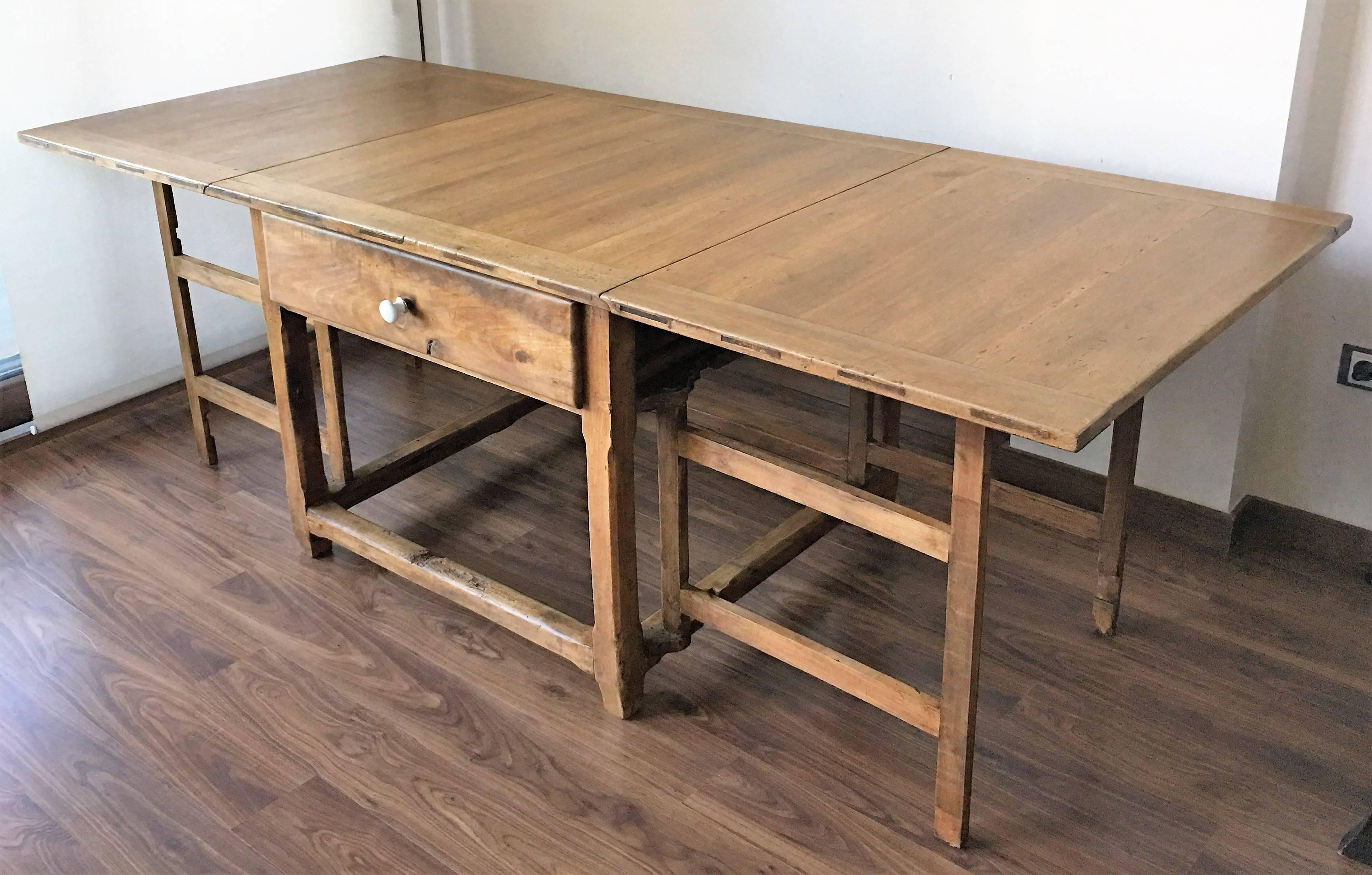 Spanish Colonial Spanish, 18th Century Drop-Leaf Table with Four Gate-Leg and Three Drawers For Sale