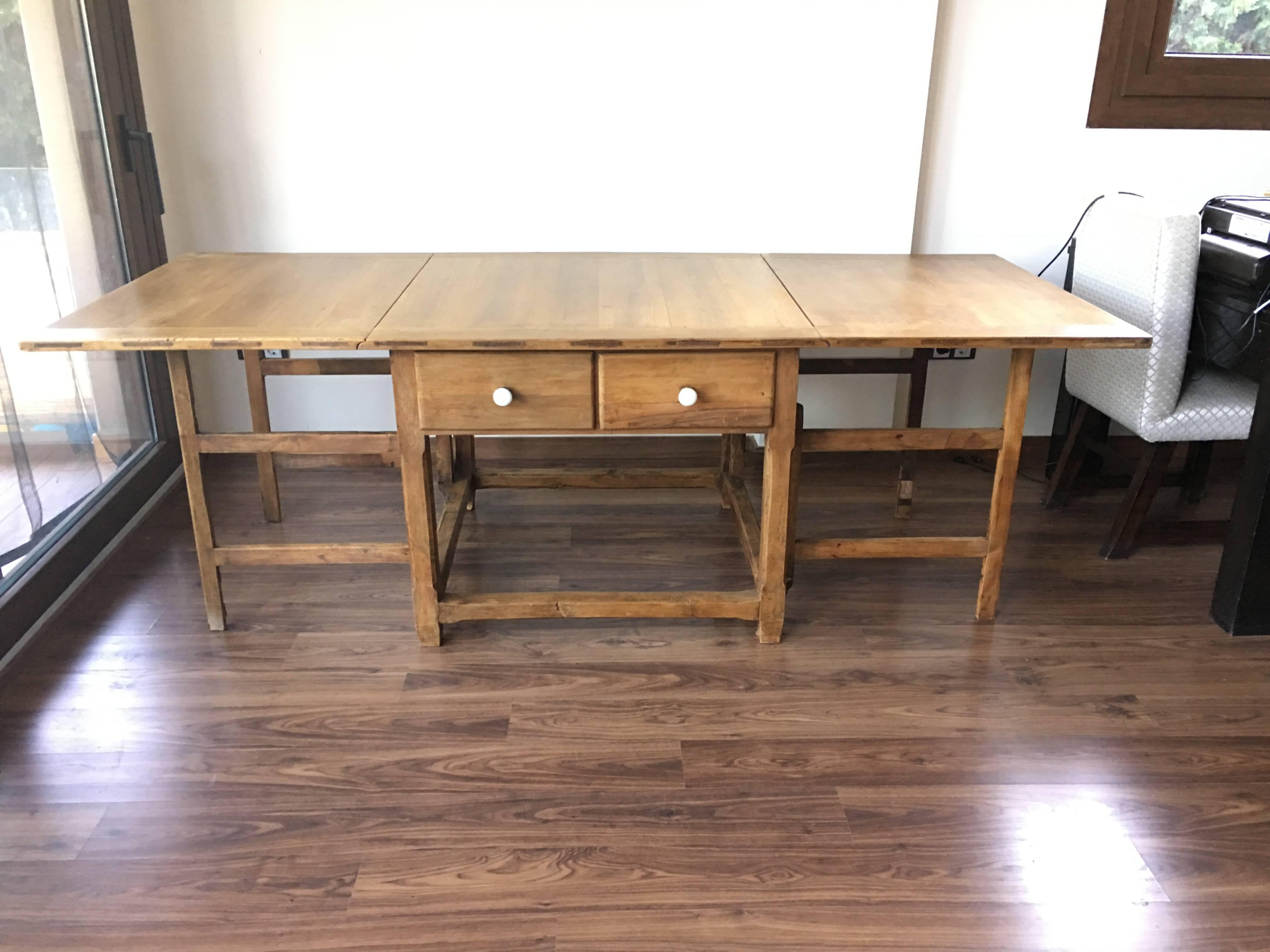 Pine Spanish, 18th Century Drop-Leaf Table with Four Gate-Leg and Three Drawers For Sale