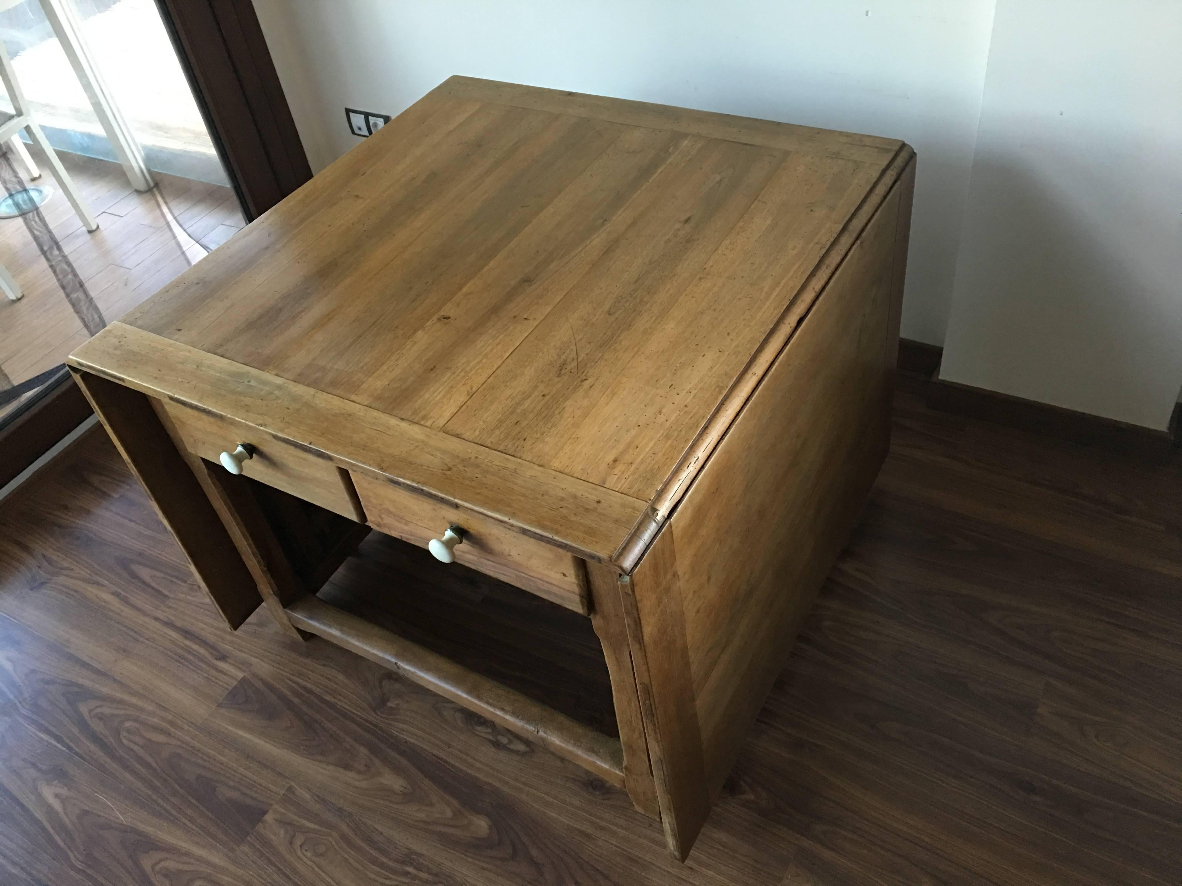 Spanish, 18th Century Drop-Leaf Table with Four Gate-Leg and Three Drawers For Sale 1