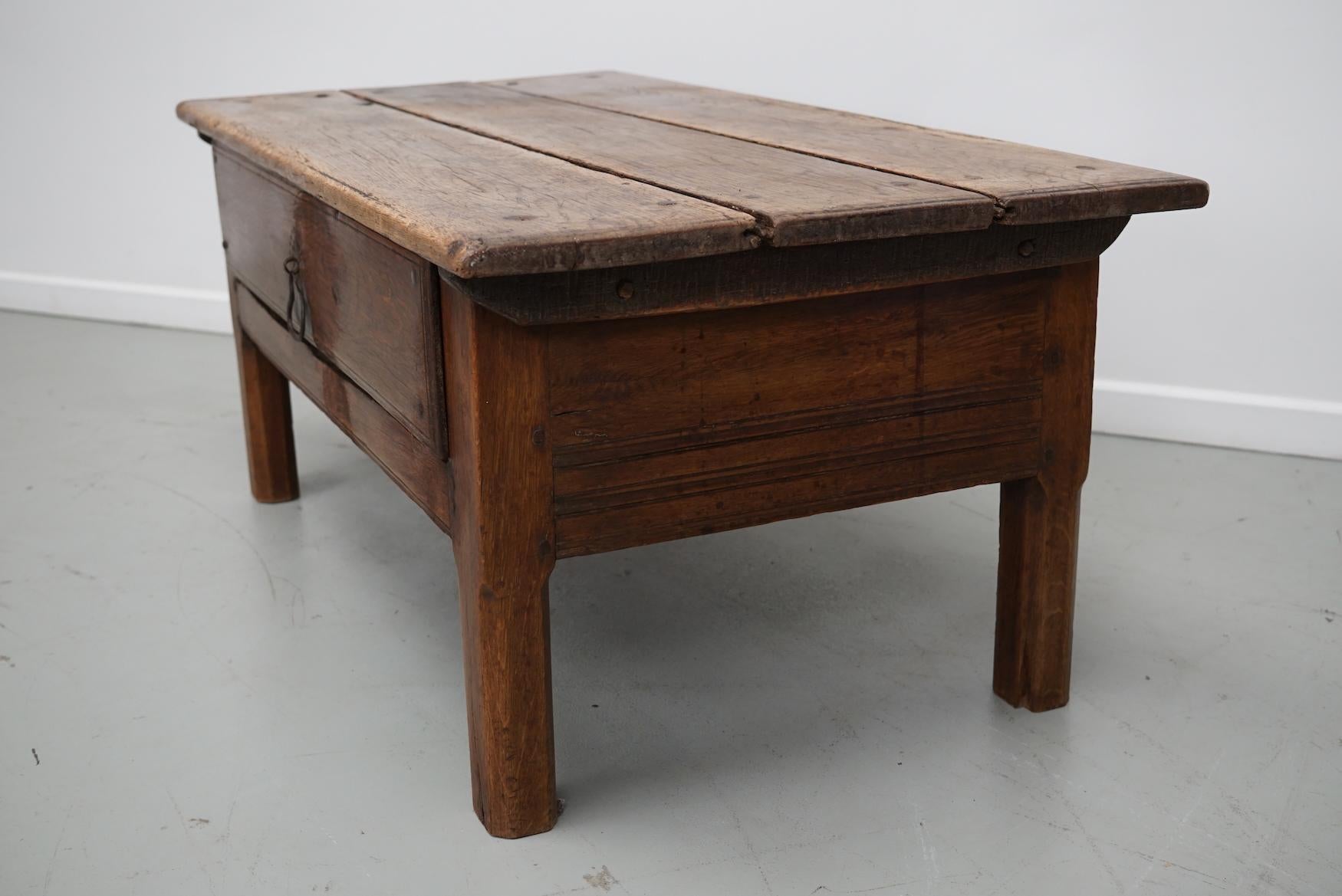 Table basse en châtaignier rustique espagnole du 18e siècle en vente 6