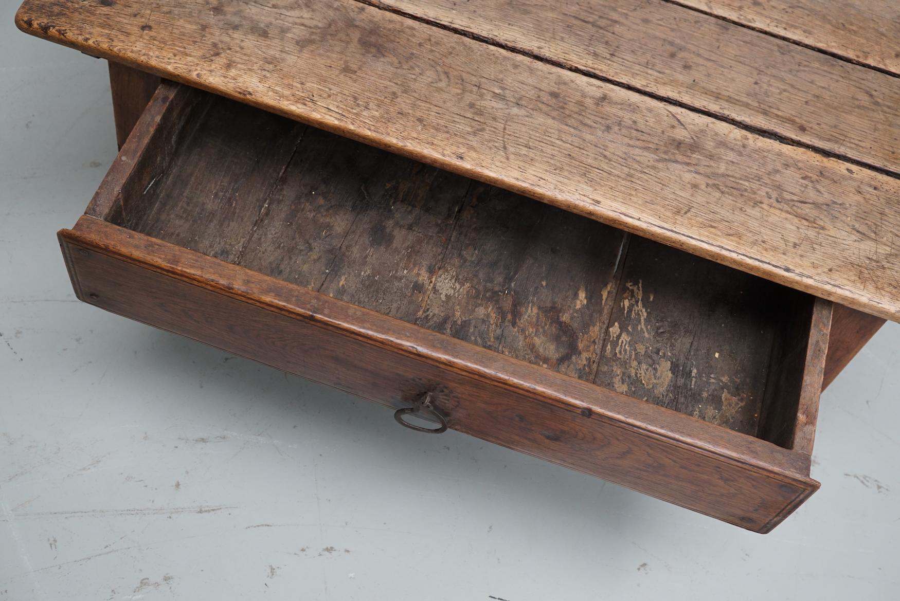 Table basse en châtaignier rustique espagnole du 18e siècle en vente 7