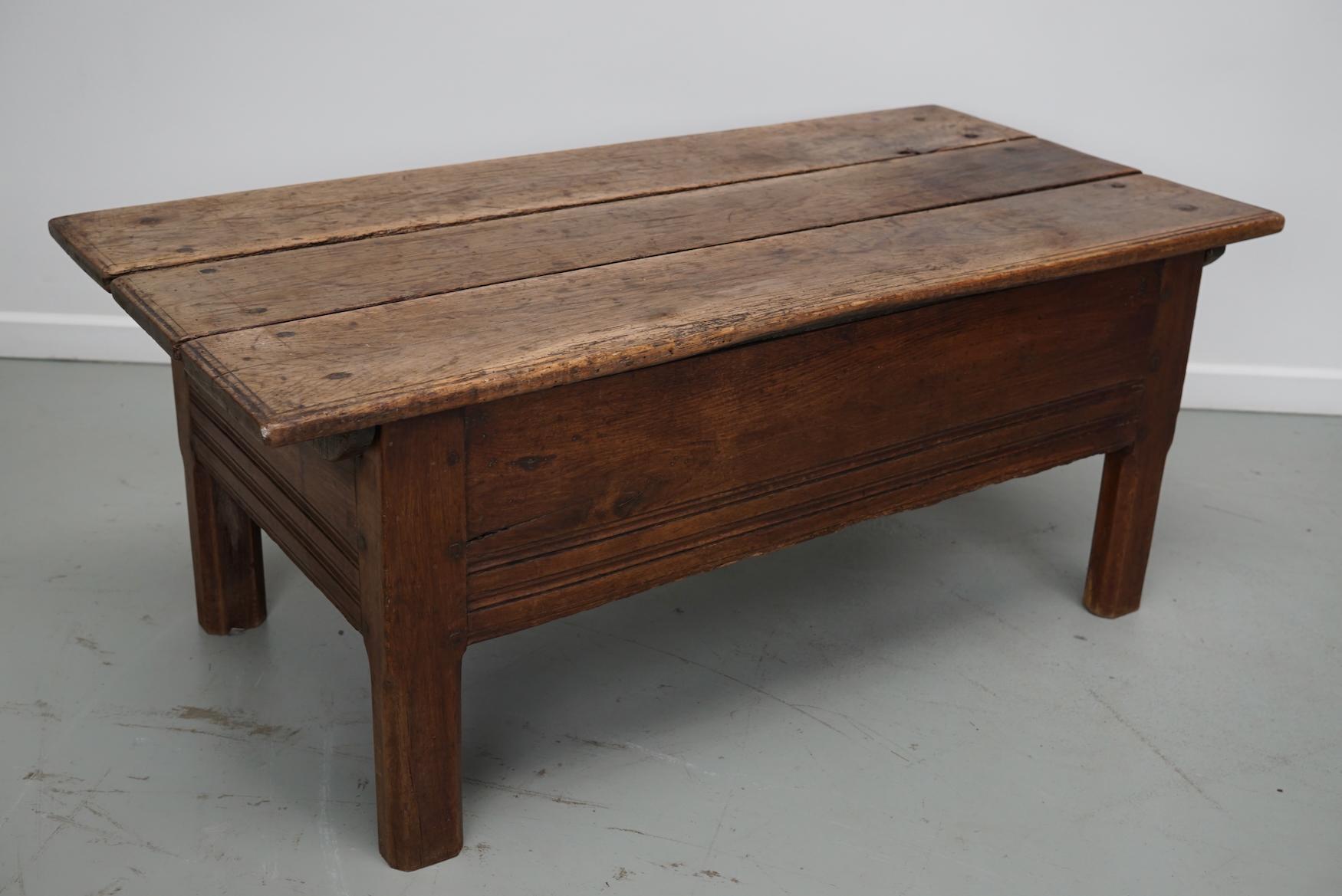 Table basse en châtaignier rustique espagnole du 18e siècle en vente 9