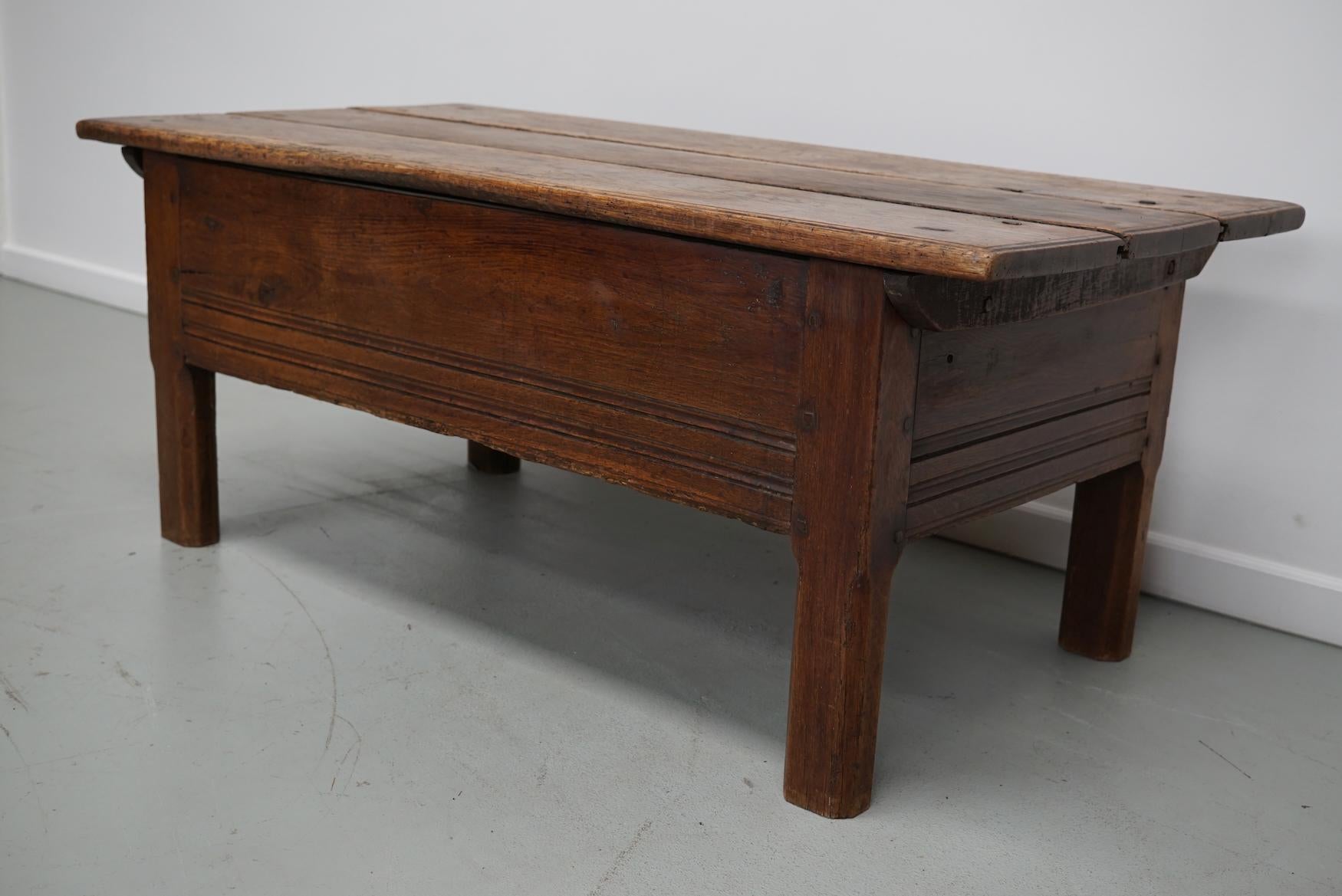 Table basse en châtaignier rustique espagnole du 18e siècle en vente 11