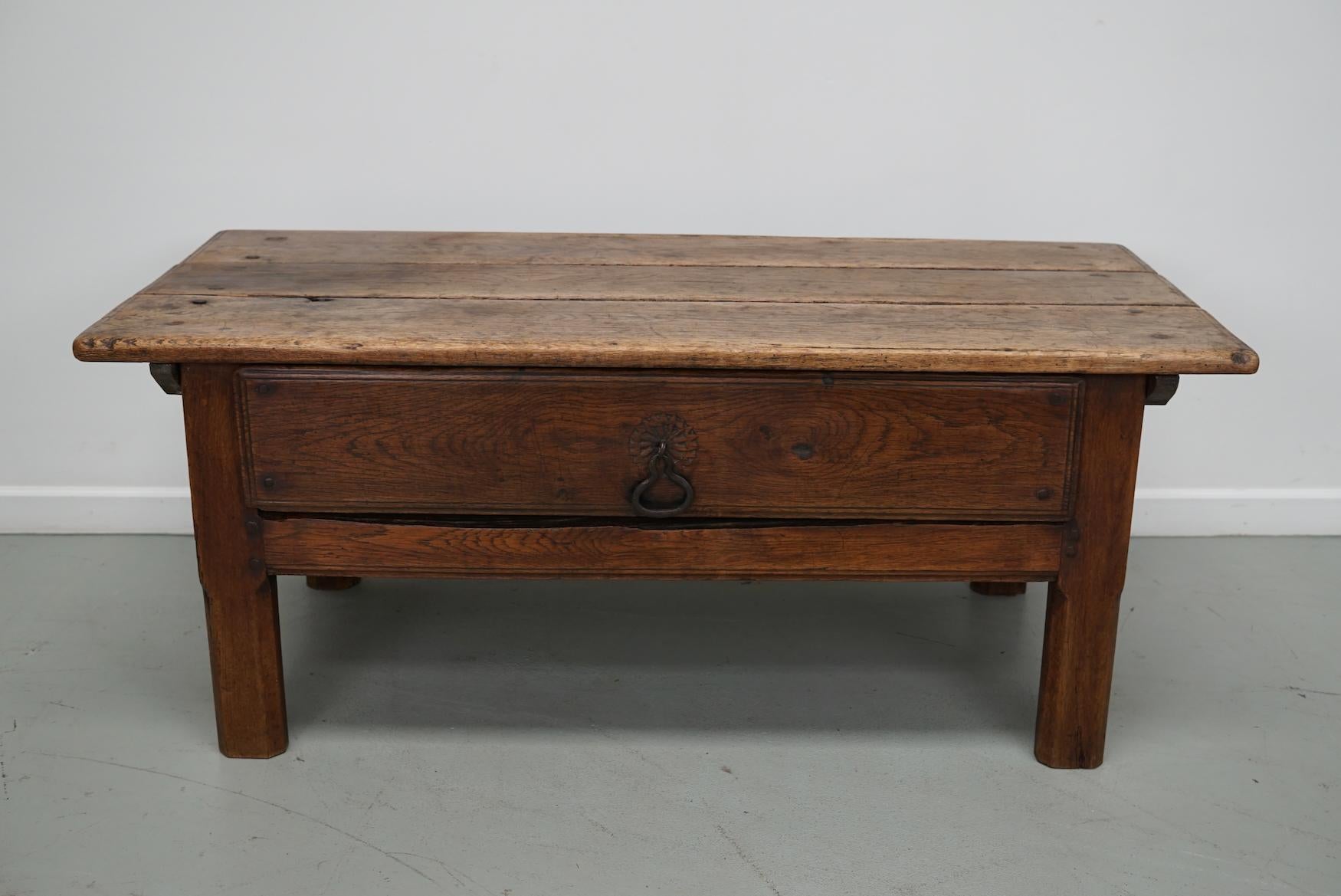 Cette table basse a été transformée à partir d'une ancienne table de préparation de ferme en châtaignier datant du 18e siècle. Il a conservé une très belle patine et une couleur riche qui ne s'est pas altérée au fil des ans. Il a une taille pratique