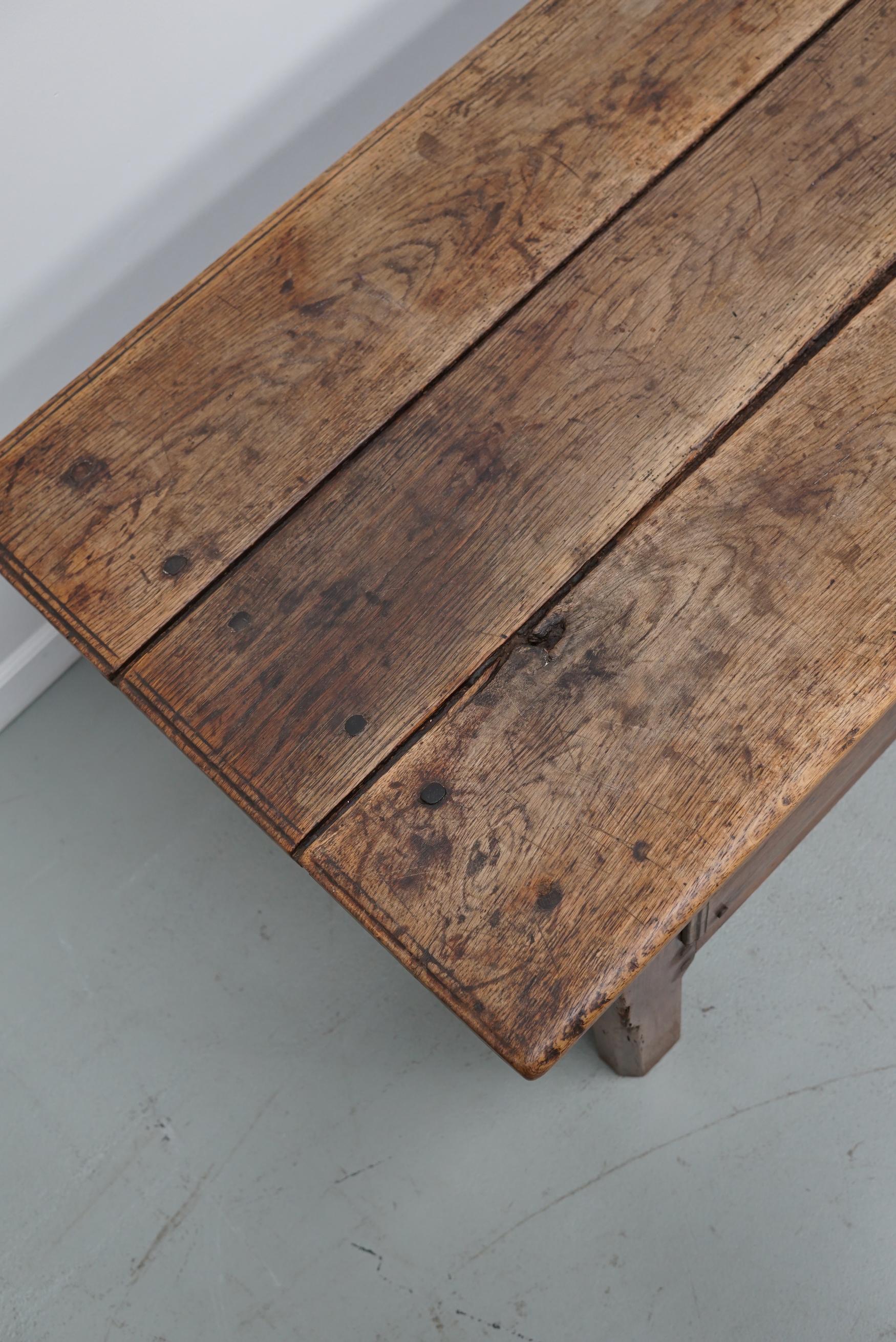 XVIIIe siècle et antérieur Table basse en châtaignier rustique espagnole du 18e siècle en vente