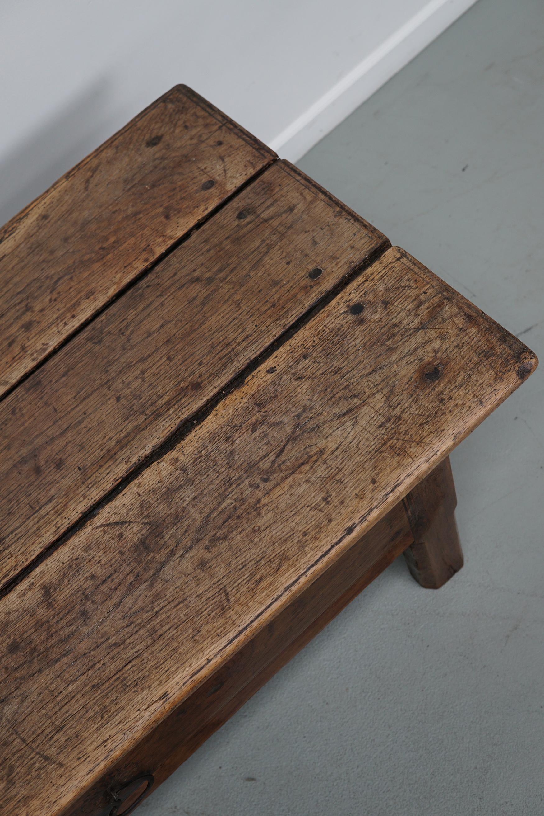 Table basse en châtaignier rustique espagnole du 18e siècle en vente 2