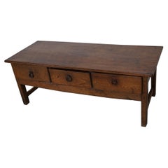 Mesa baja de castaño rústico de la granja española del siglo XVIII