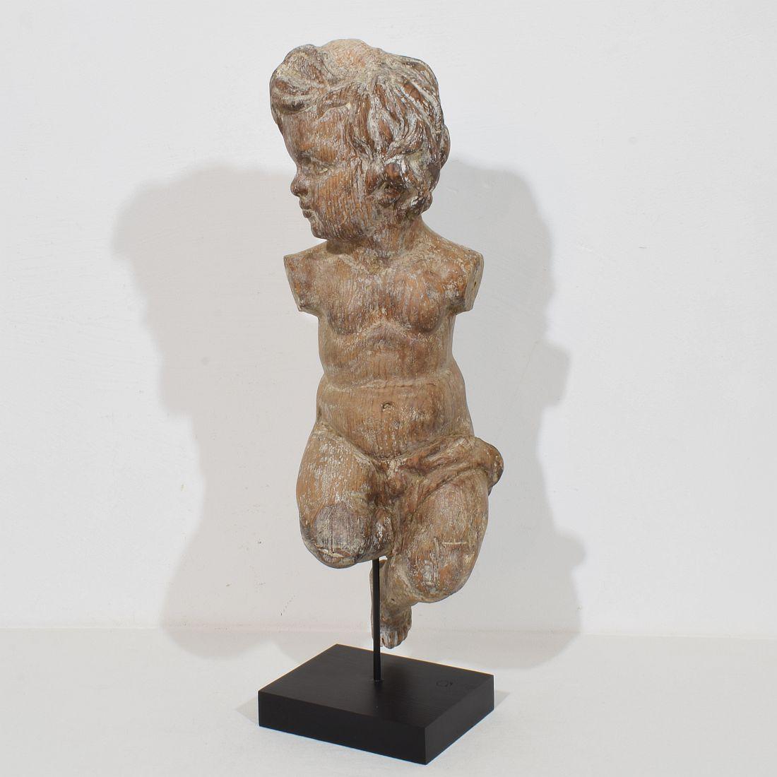 Meraviglioso  figura di angelo barocco intagliata a mano.  .
Spagna, circa 1750-1800
Intemperie. piccole perdite e vecchie riparazioni.

Le misure qui sotto includono la base in legno.
H. H. 57cm  L: 18 cm P: 20,5 cm 