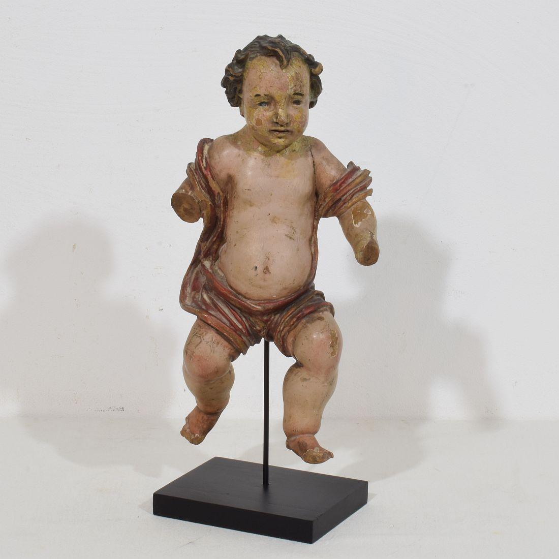 Schön  handgeschnitzter Barockengel. Einzigartiges zeitgenössisches Stück mit Spuren seiner alten Farbe.
Spanien, um 1750
Verwittert. Mehrere kleine Schäden und alte Reparaturen. 

Die nachstehenden Maße umfassen den Holzsockel.
H:36cm  B:16cm