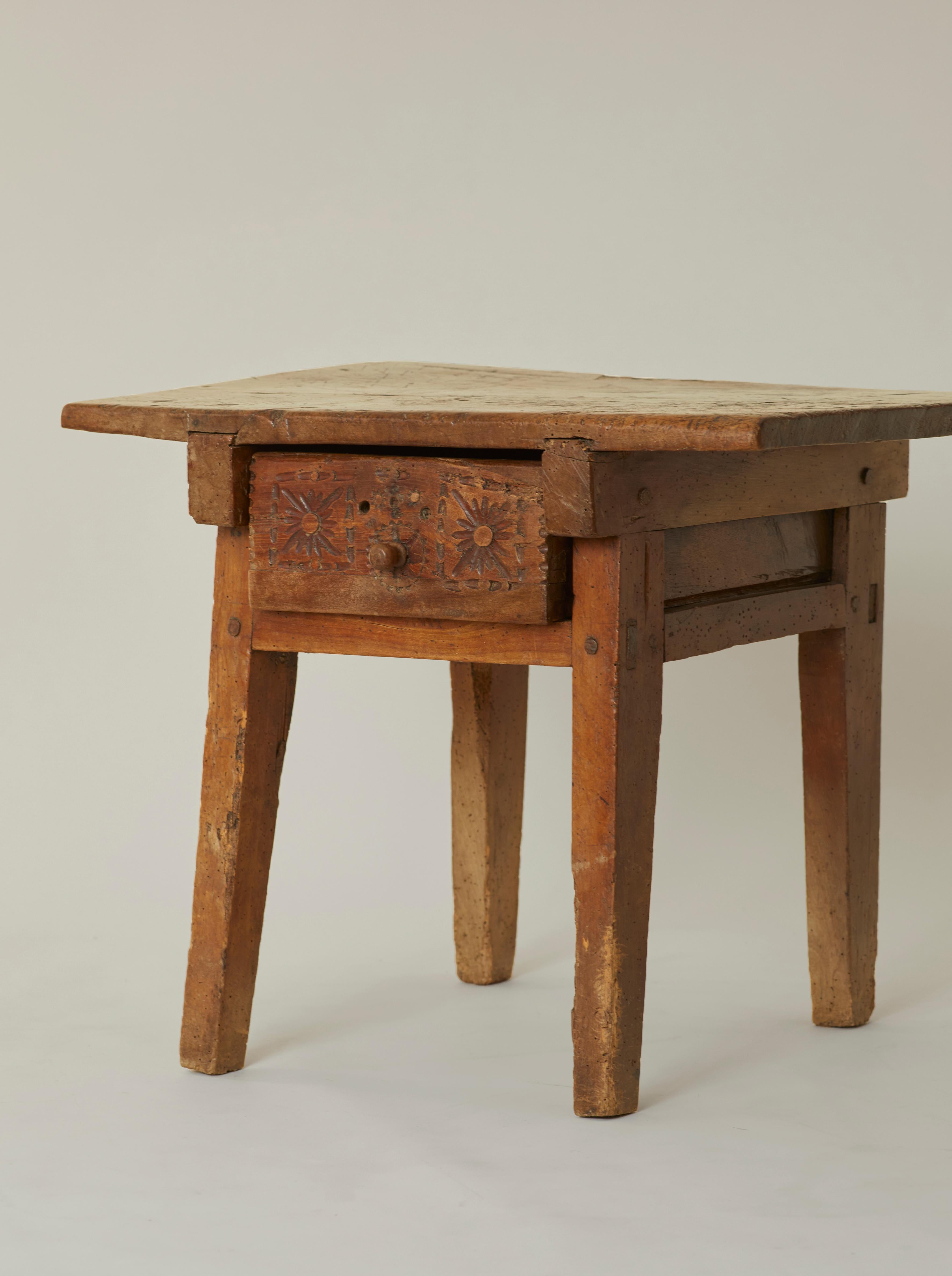 Spanish 18th century kitchen work table with carved drawer in solid walnut For Sale 4