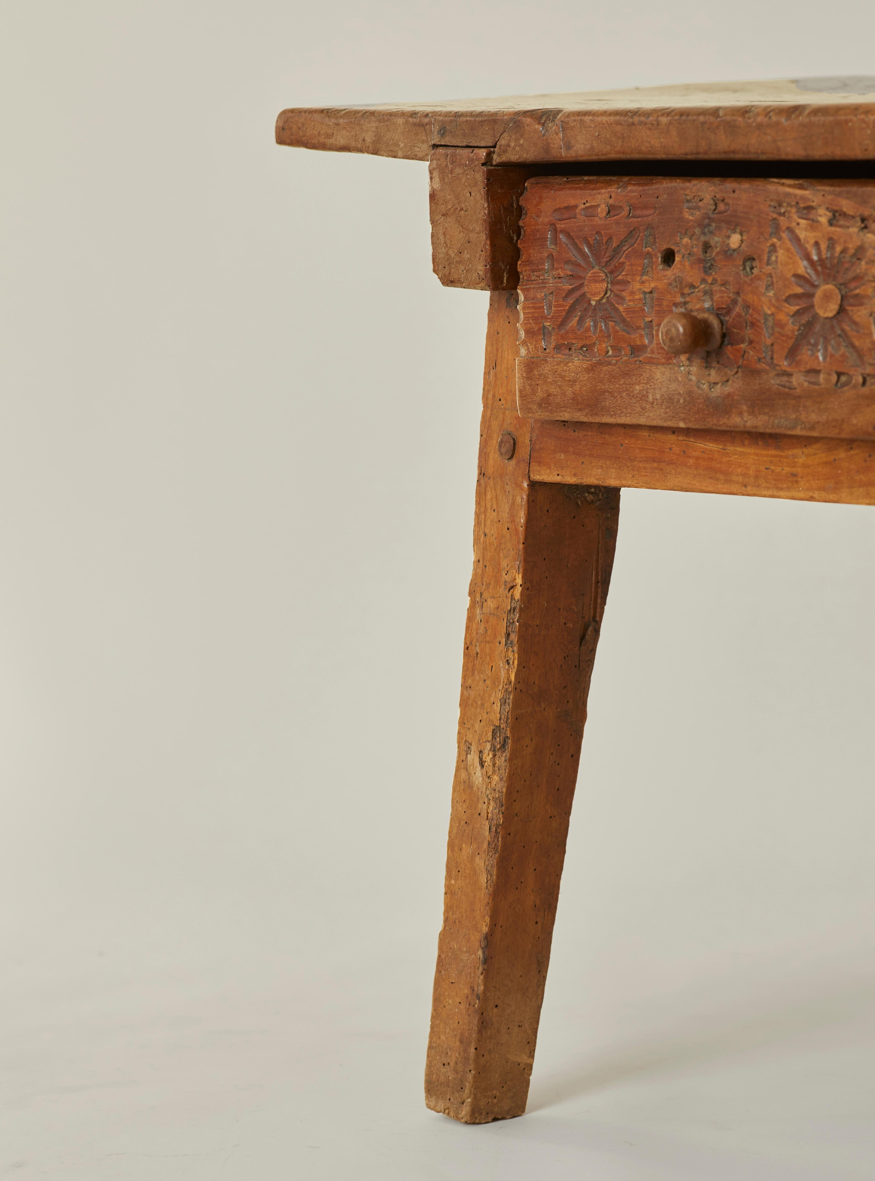Spanish 18th century kitchen work table with carved drawer in solid walnut For Sale 8