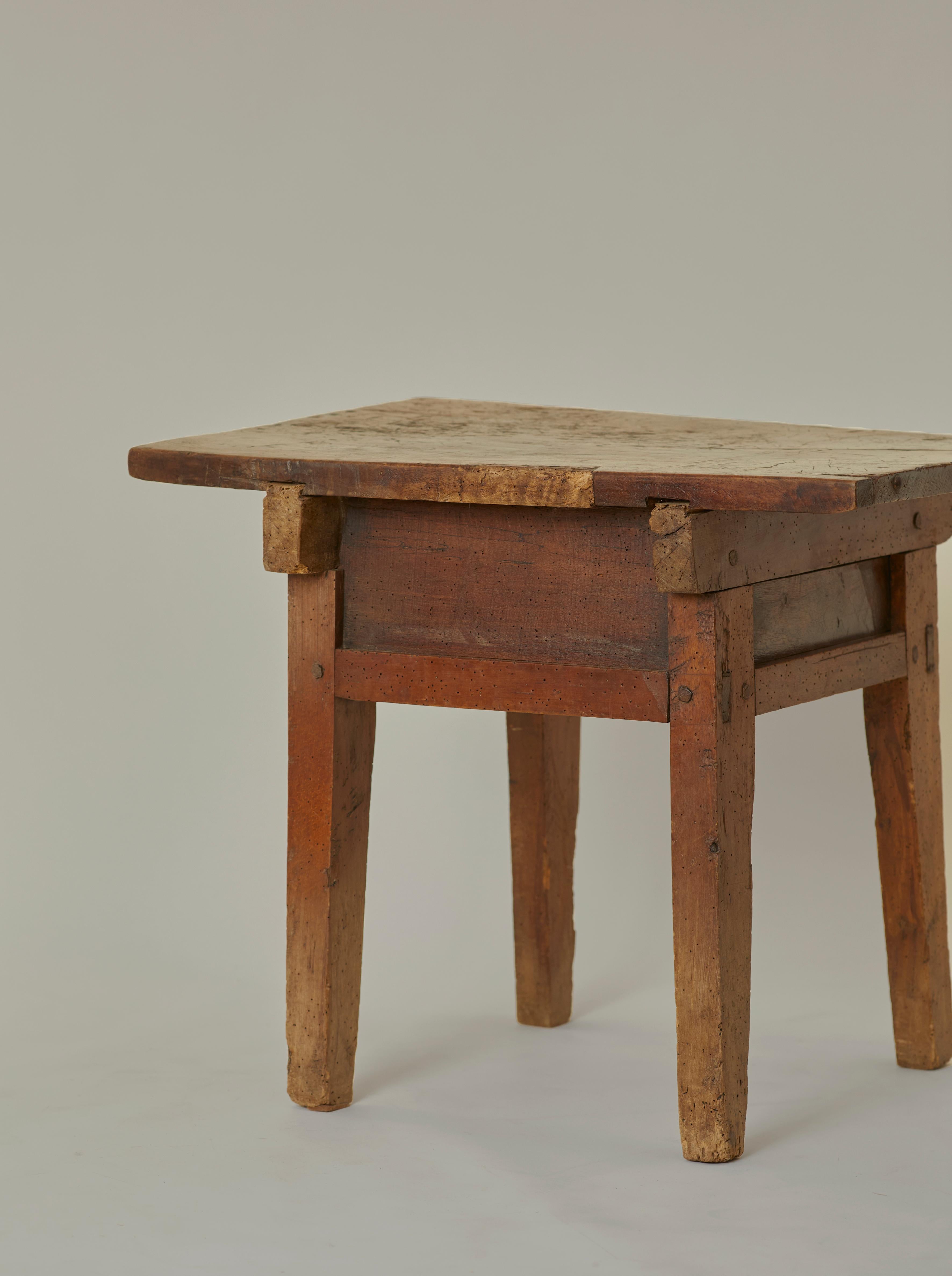 Spanish 18th century kitchen work table with carved drawer in solid walnut For Sale 10