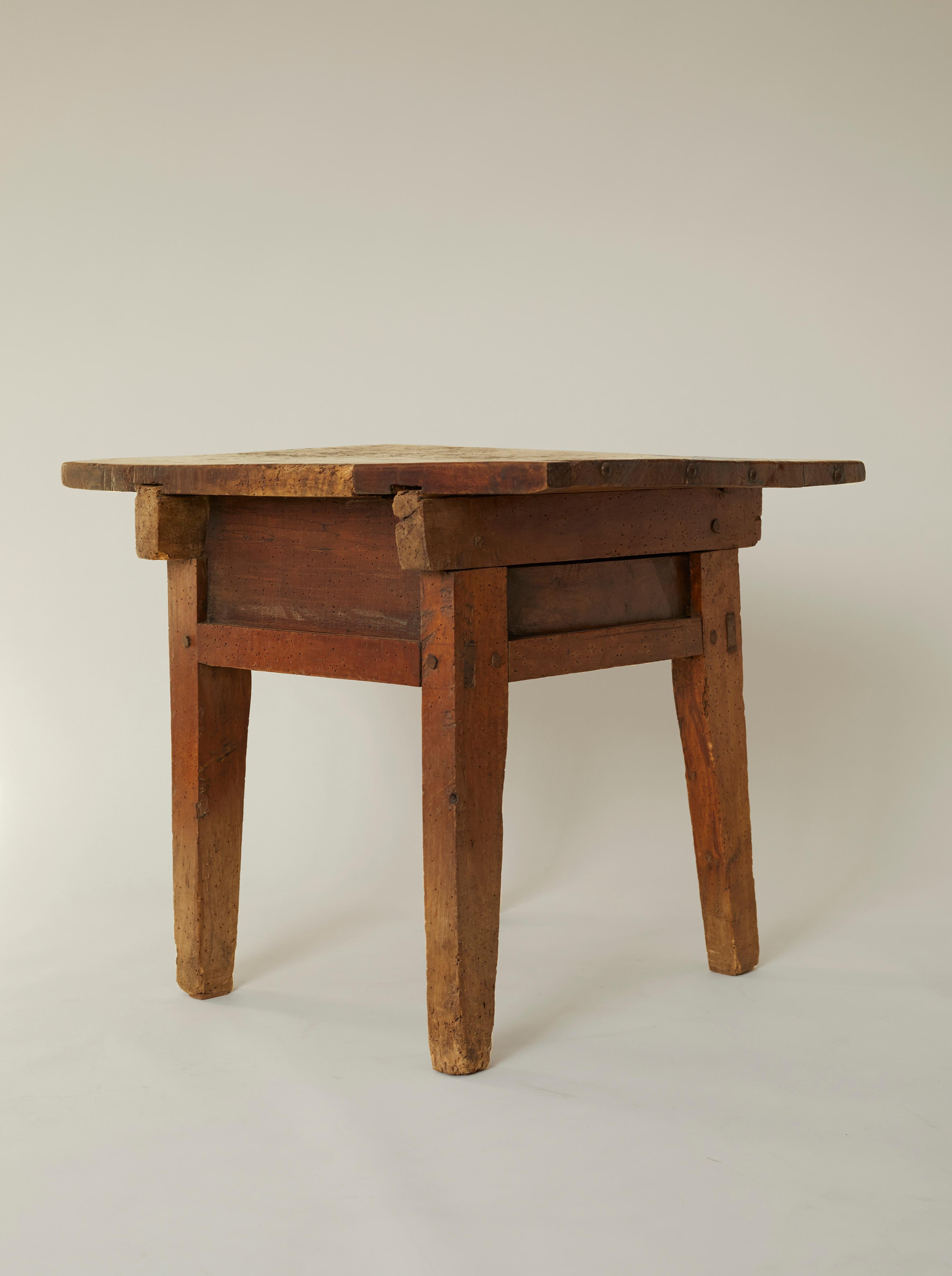 Spanish 18th century kitchen work table with carved drawer in solid walnut For Sale 11