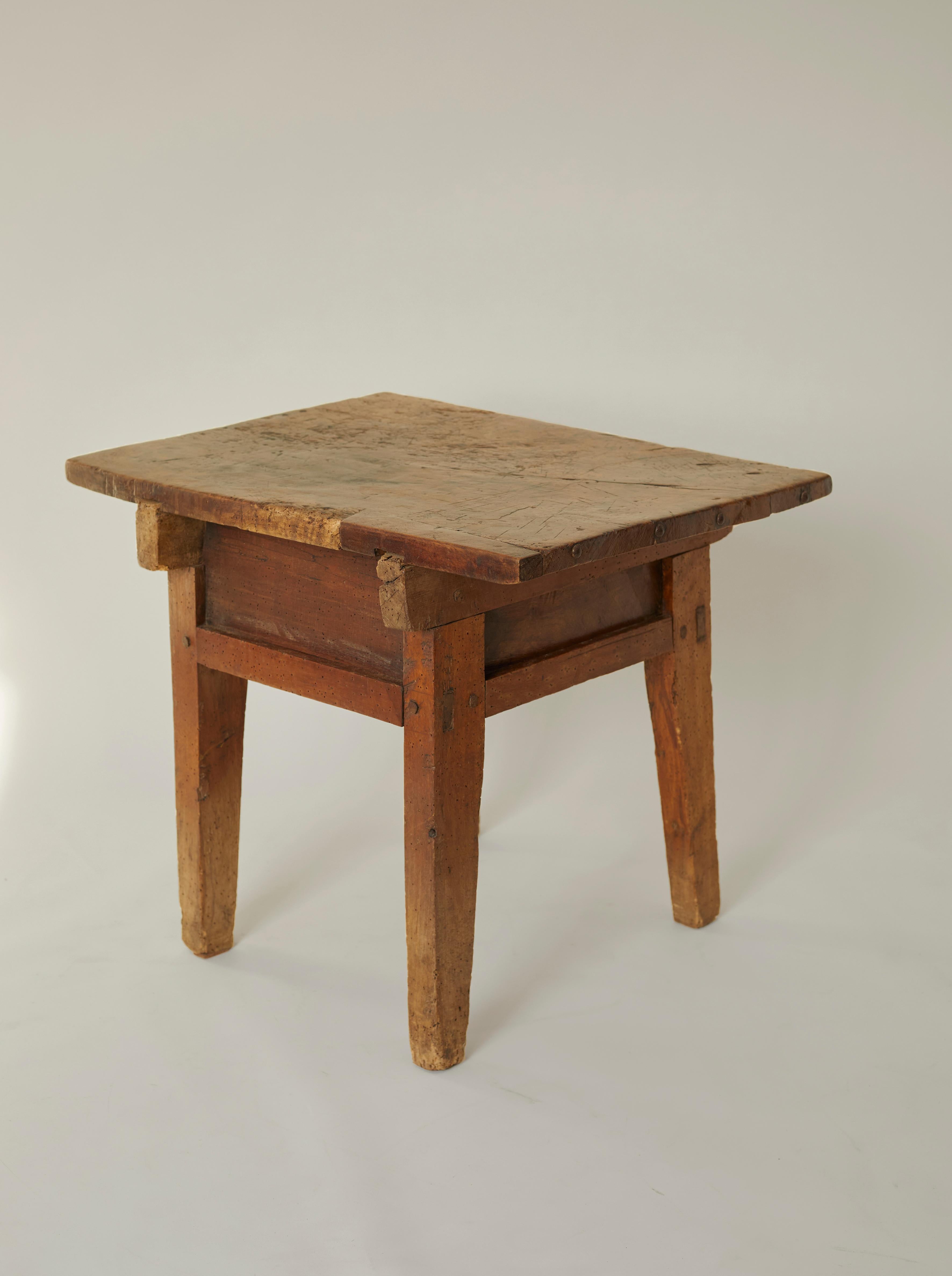 Spanish 18th century kitchen work table with carved drawer in solid walnut For Sale 12