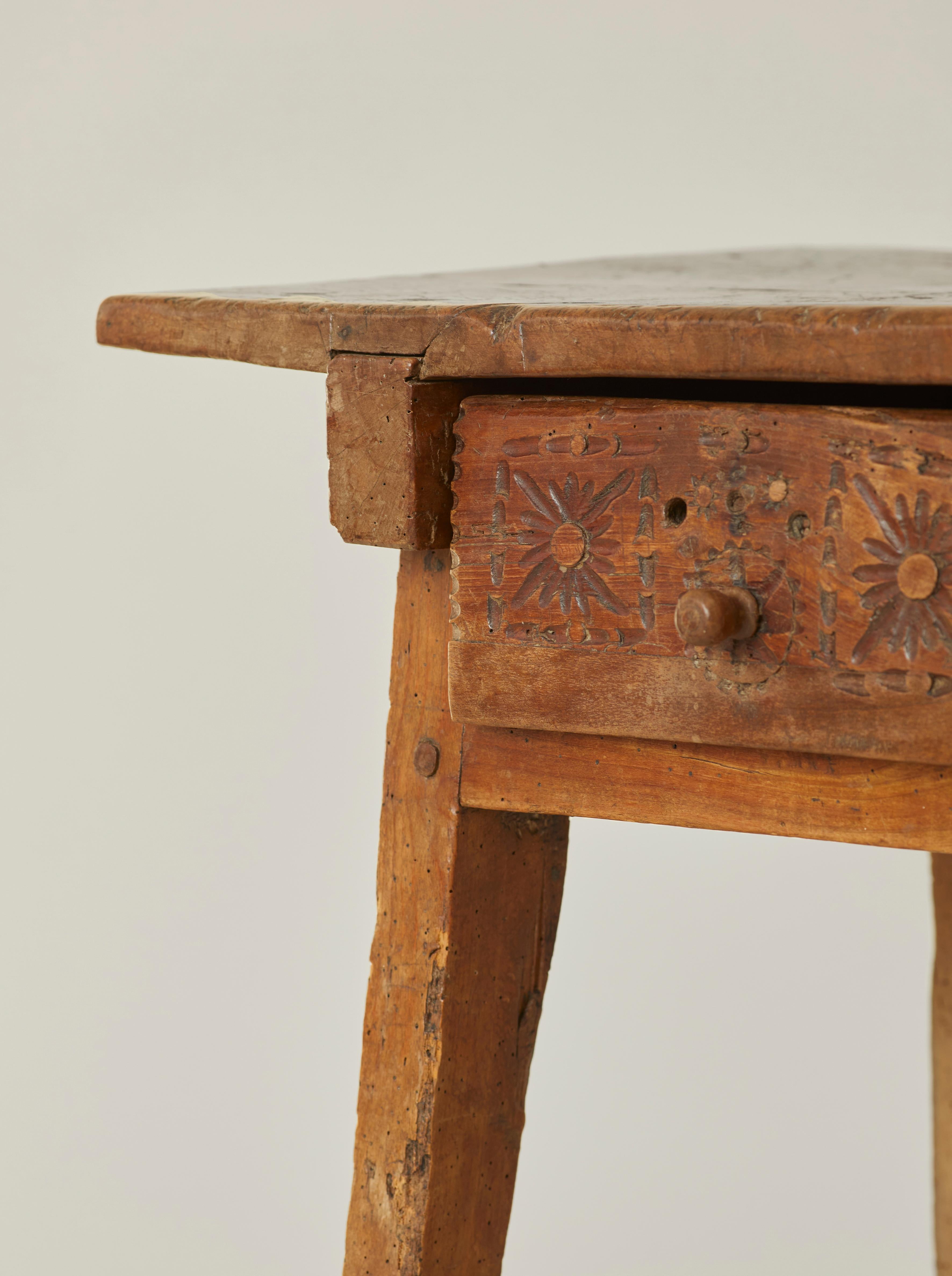 Spanischer Küchentisch aus dem 18. Jahrhundert mit geschnitzter Schublade aus massivem Nussbaumholz im Zustand „Gut“ im Angebot in MONTREUIL, FR