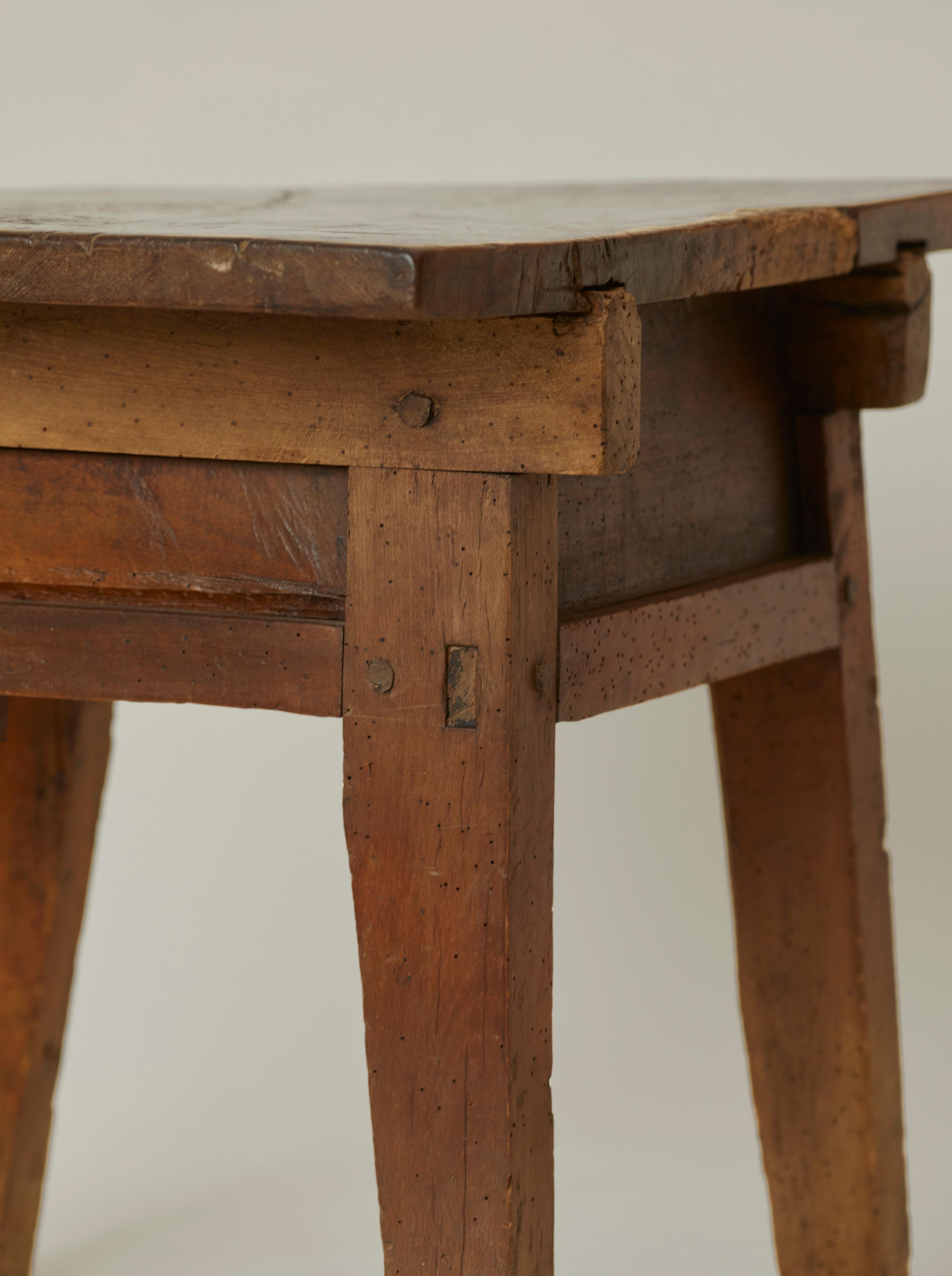 Spanish 18th century kitchen work table with carved drawer in solid walnut For Sale 1