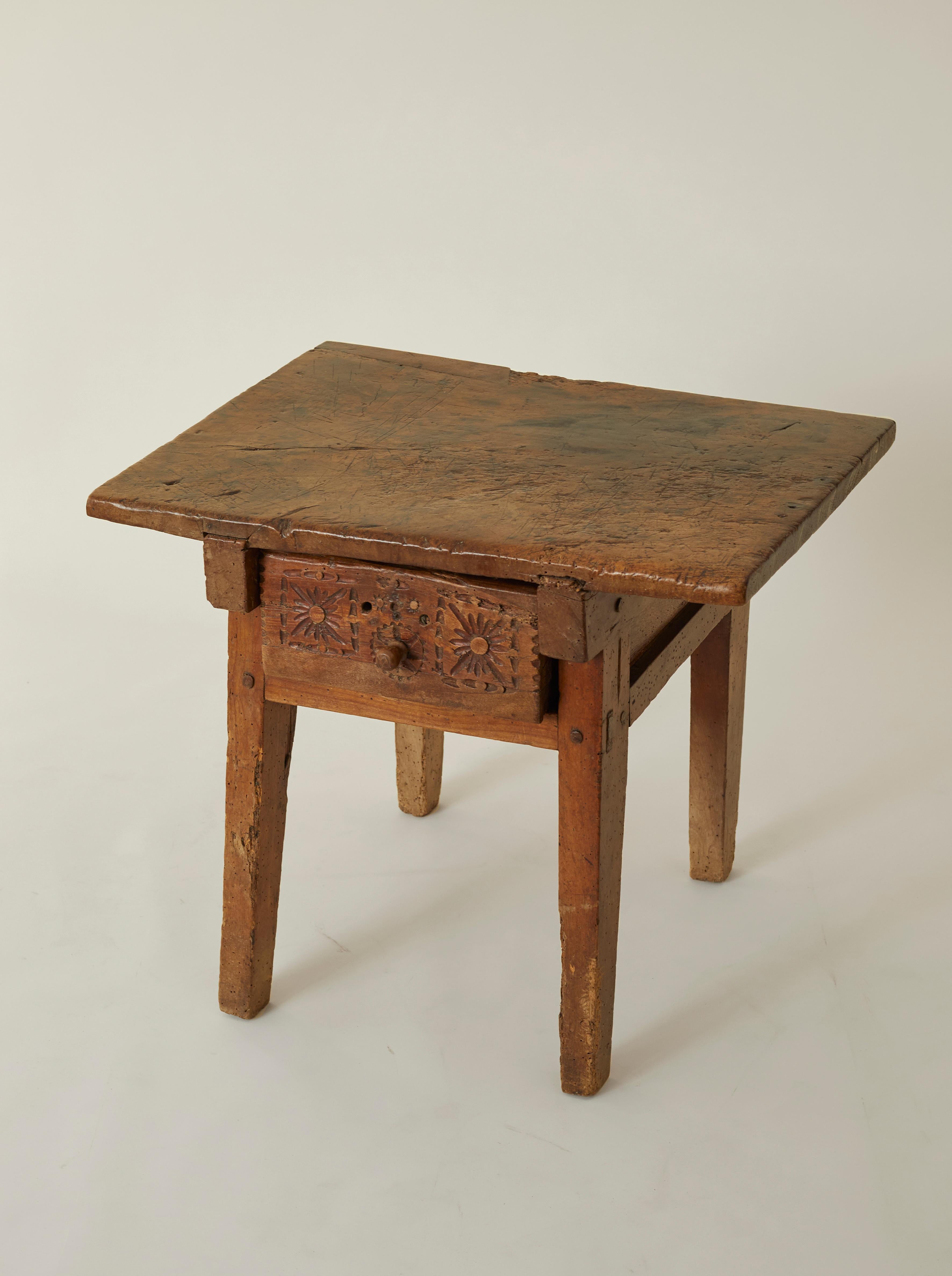Spanish 18th century kitchen work table with carved drawer in solid walnut For Sale 2