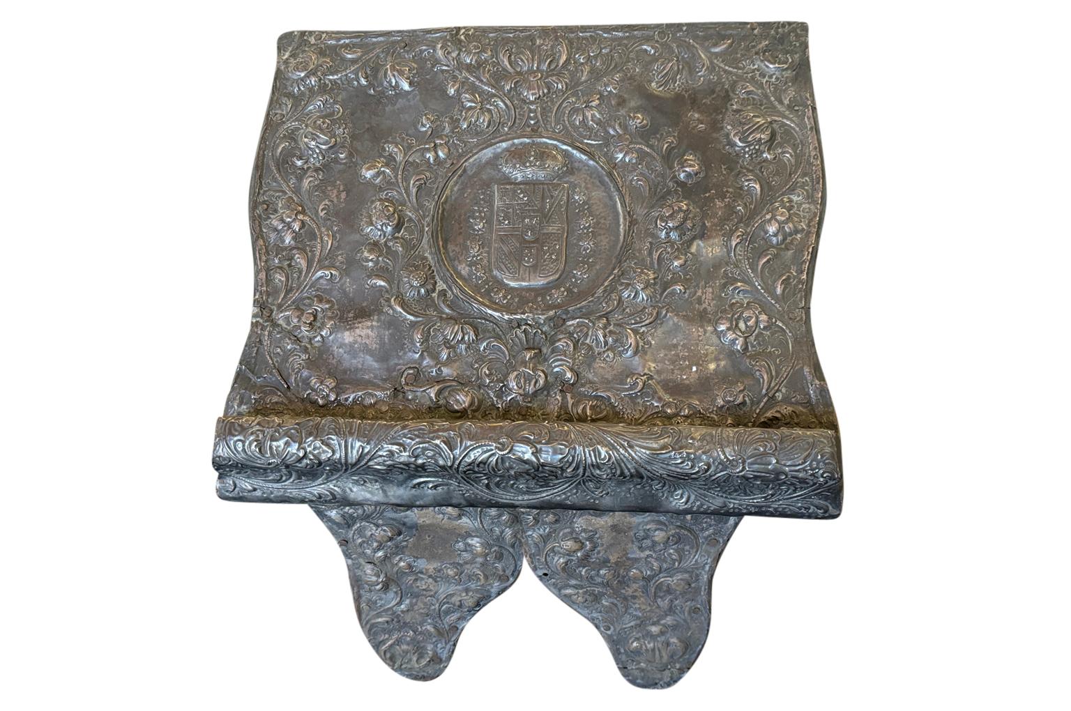 Exceptionnel lutrin du XVIIIe siècle provenant de la région de Barcelone en Espagne. Construit en bois et magnifiquement habillé d'argent repoussé. Détails et patine fabuleux. Magnifique tel quel, ou accompagné d'une bible ou d'un tableau. 