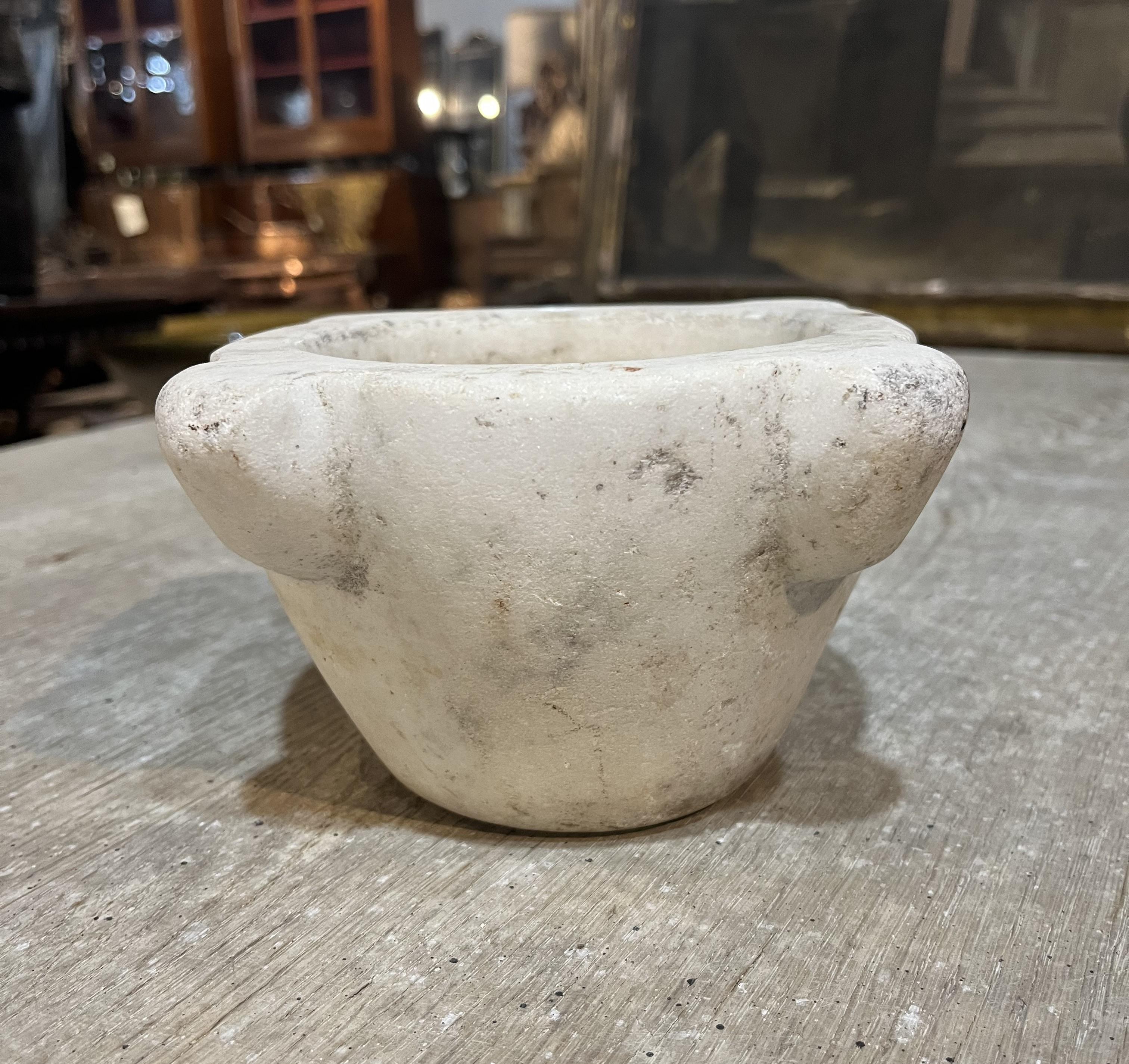 Un affascinante mortaio del XVIII secolo proveniente dalla regione catalana in Spagna. Splendidamente scolpito nella pietra. Un meraviglioso accessorio per ogni cucina, bagno o tavolo.